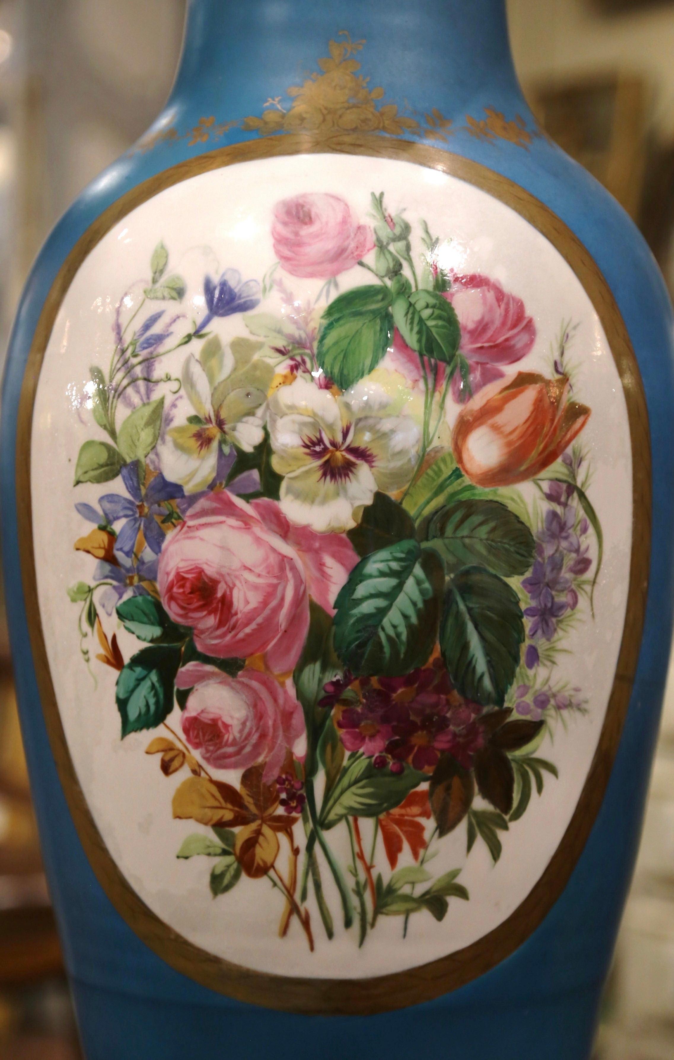 Doré Grand vase en porcelaine de Sèvres du 19ème siècle peint à la main et monté sur bronze en vente
