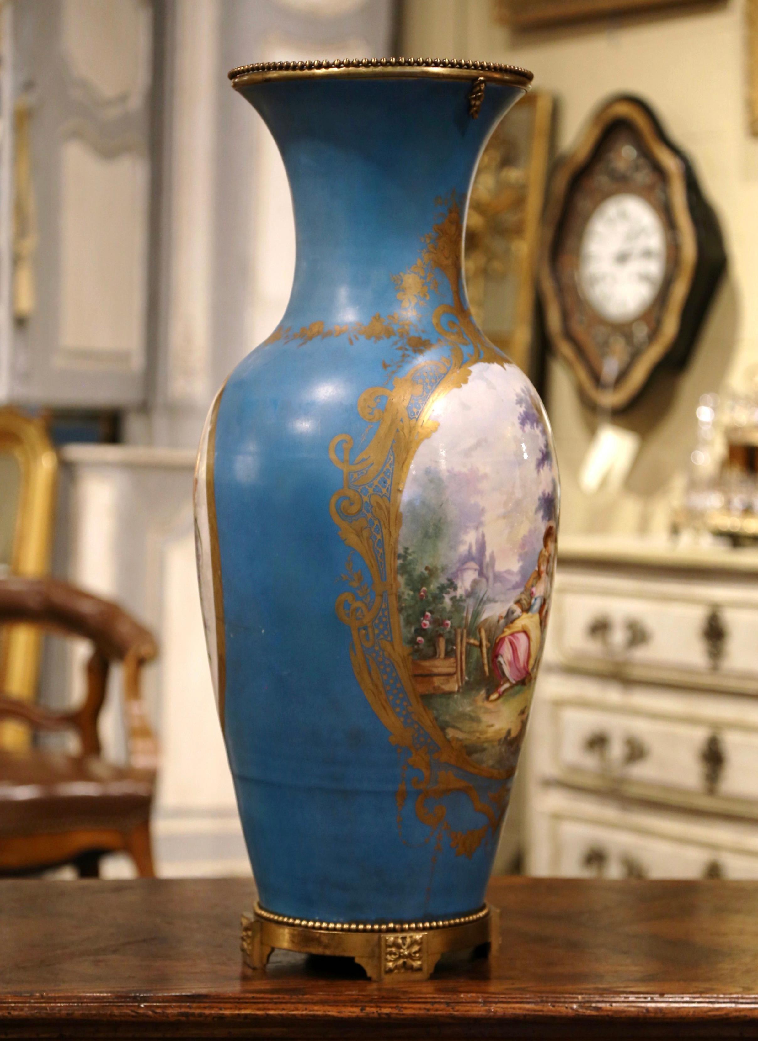 XIXe siècle Grand vase en porcelaine de Sèvres du 19ème siècle peint à la main et monté sur bronze en vente