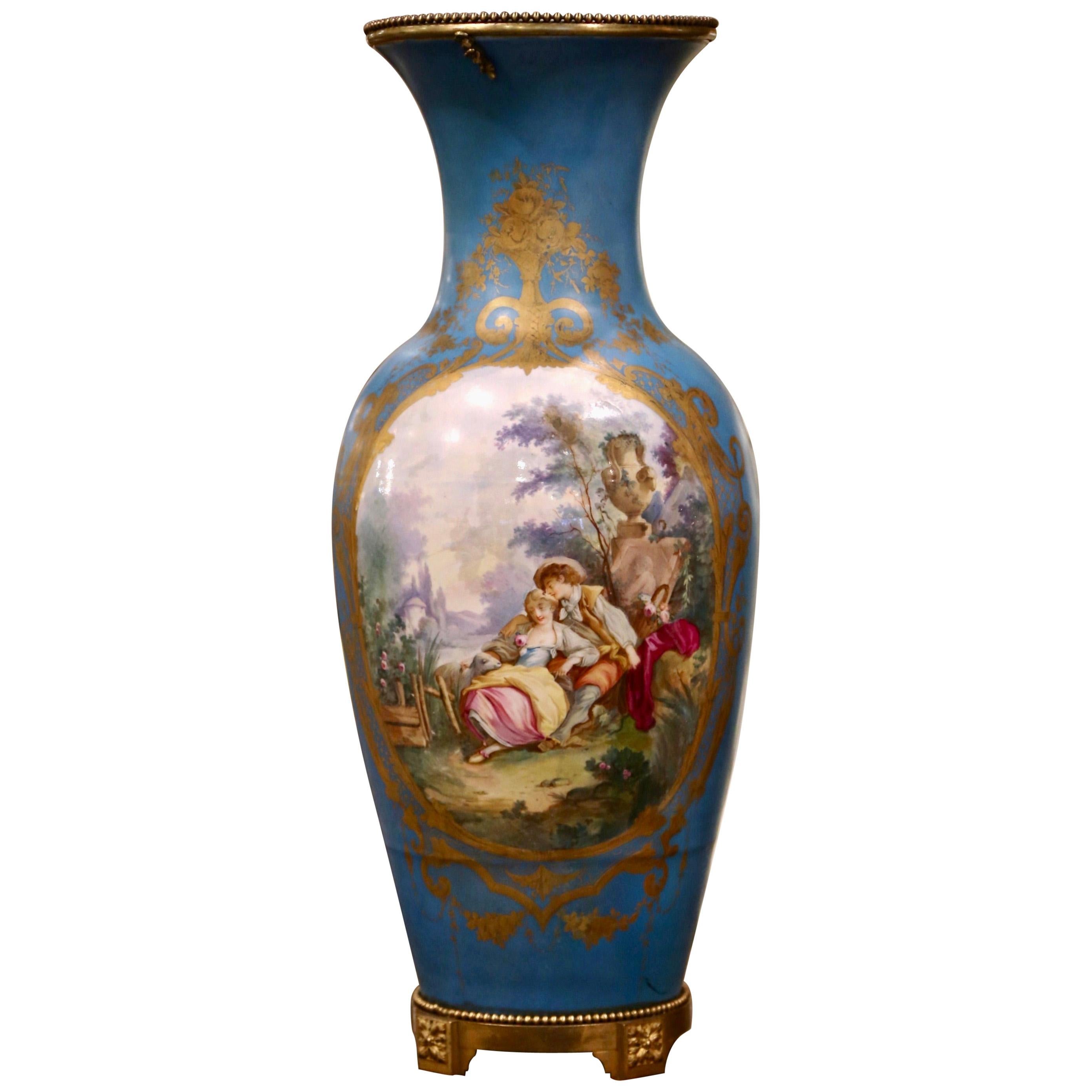 Grand vase en porcelaine de Sèvres du 19ème siècle peint à la main et monté sur bronze en vente