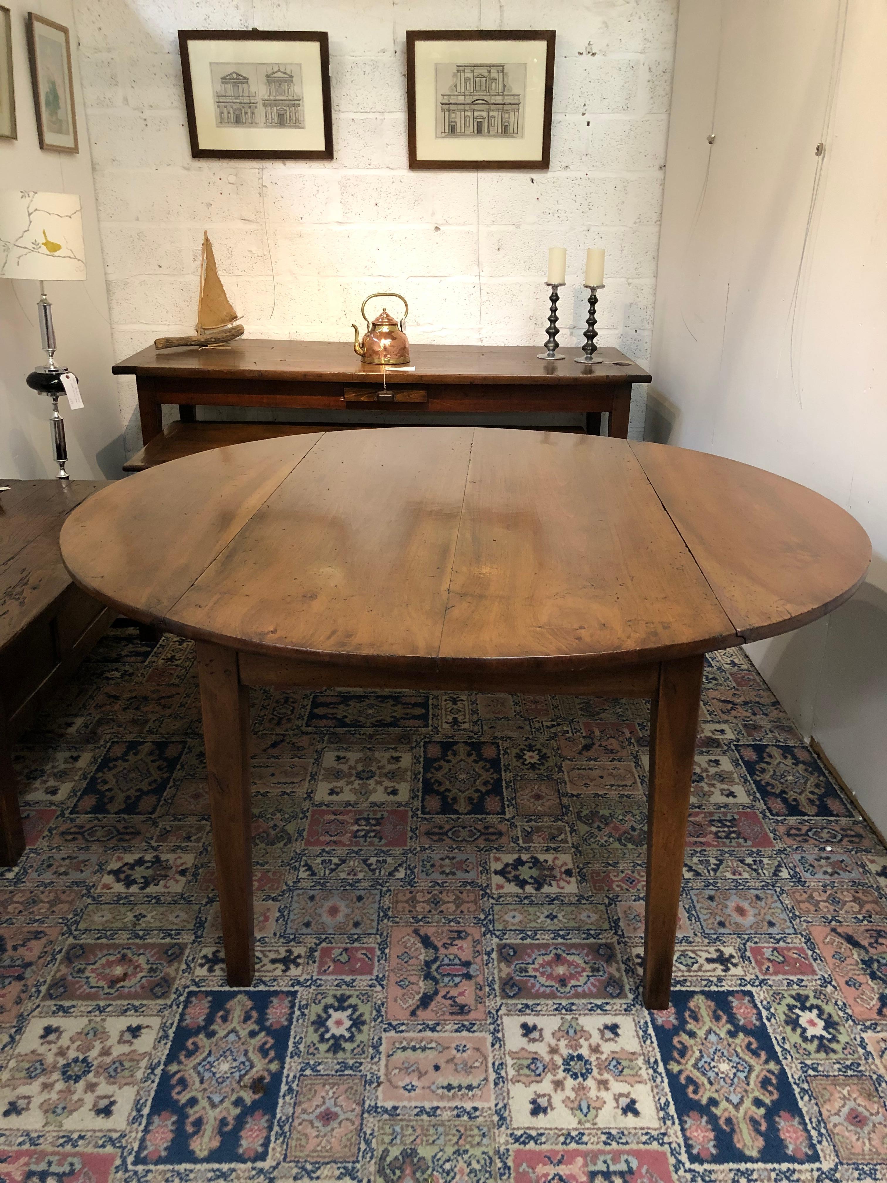 Large 19th Century French Solid Walnut Circular Dining Table In Excellent Condition In Bournemouth, GB