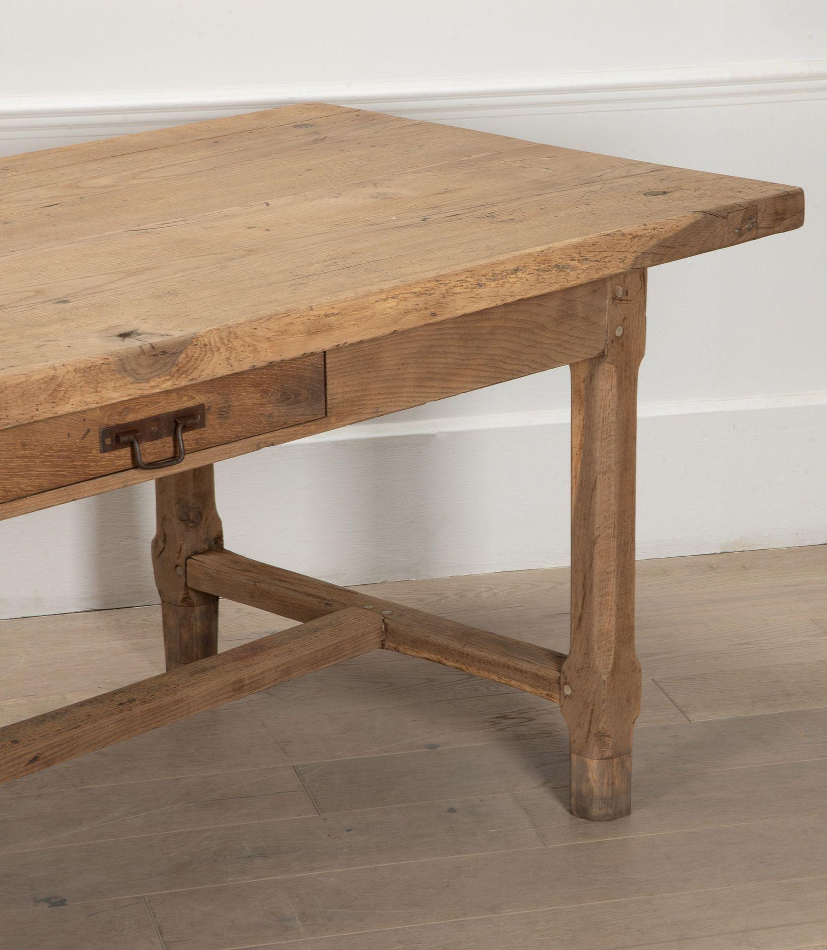 Large 19th Century French Three Metre Scrubbed Oak Farmhouse Table (Eichenholz) im Angebot