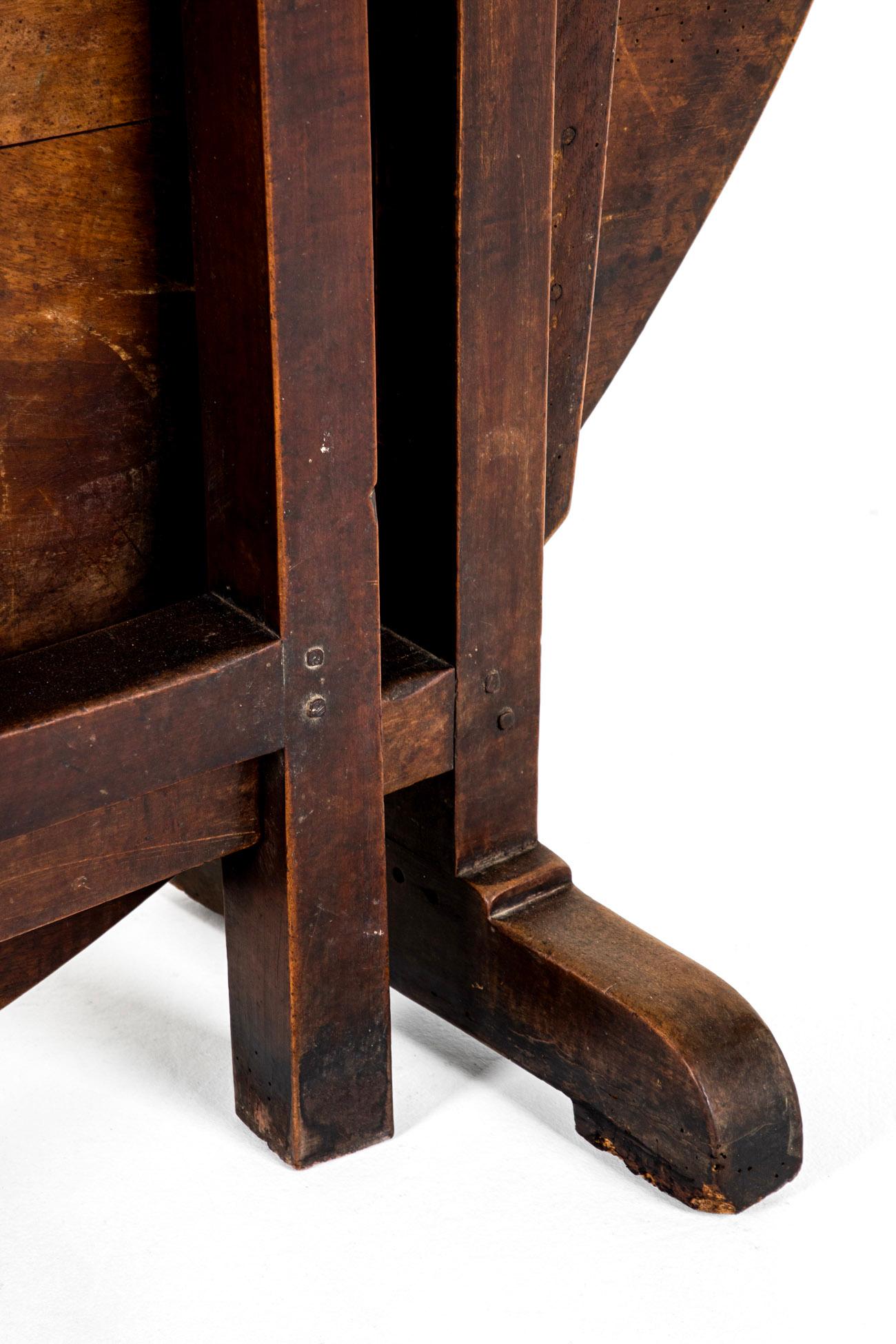 Grande table de vendange en noyer du XIXe siècle en vente 3