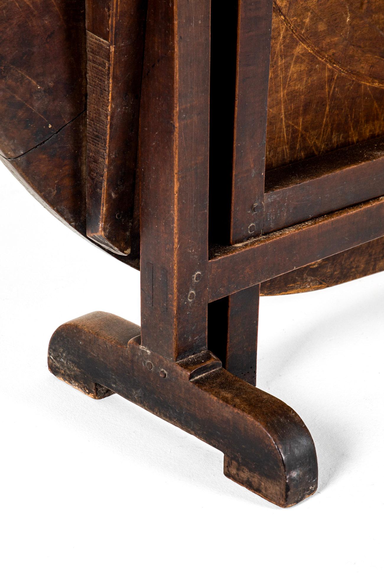 Grande table de vendange en noyer du XIXe siècle en vente 4