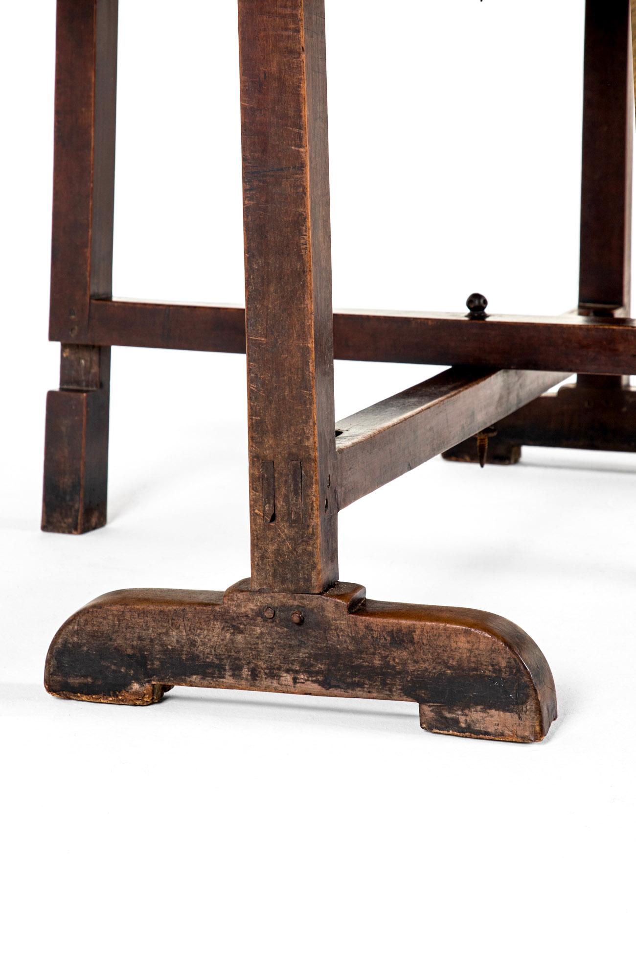 Grande table de vendange en noyer du XIXe siècle en vente 8