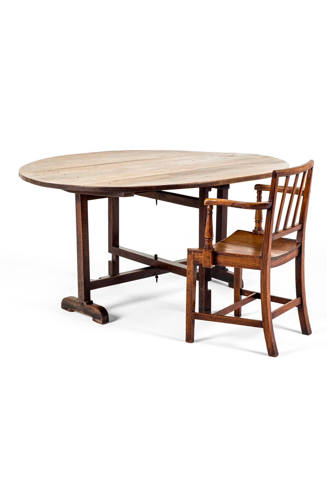 Grande table de vendange en noyer du XIXe siècle en vente 9