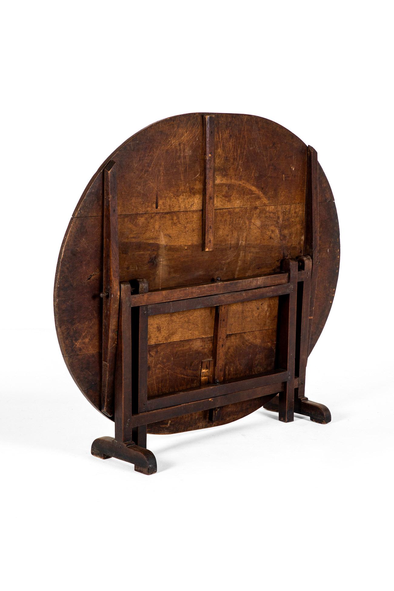 Une spectaculaire et rare table à vin en noyer du Nord de la France, datant du 19ème siècle.

Le plateau de la table, lourd et épais, est fabriqué à partir de trois grandes pièces de noyer dont la couleur et le grain sont superbes.

La table est