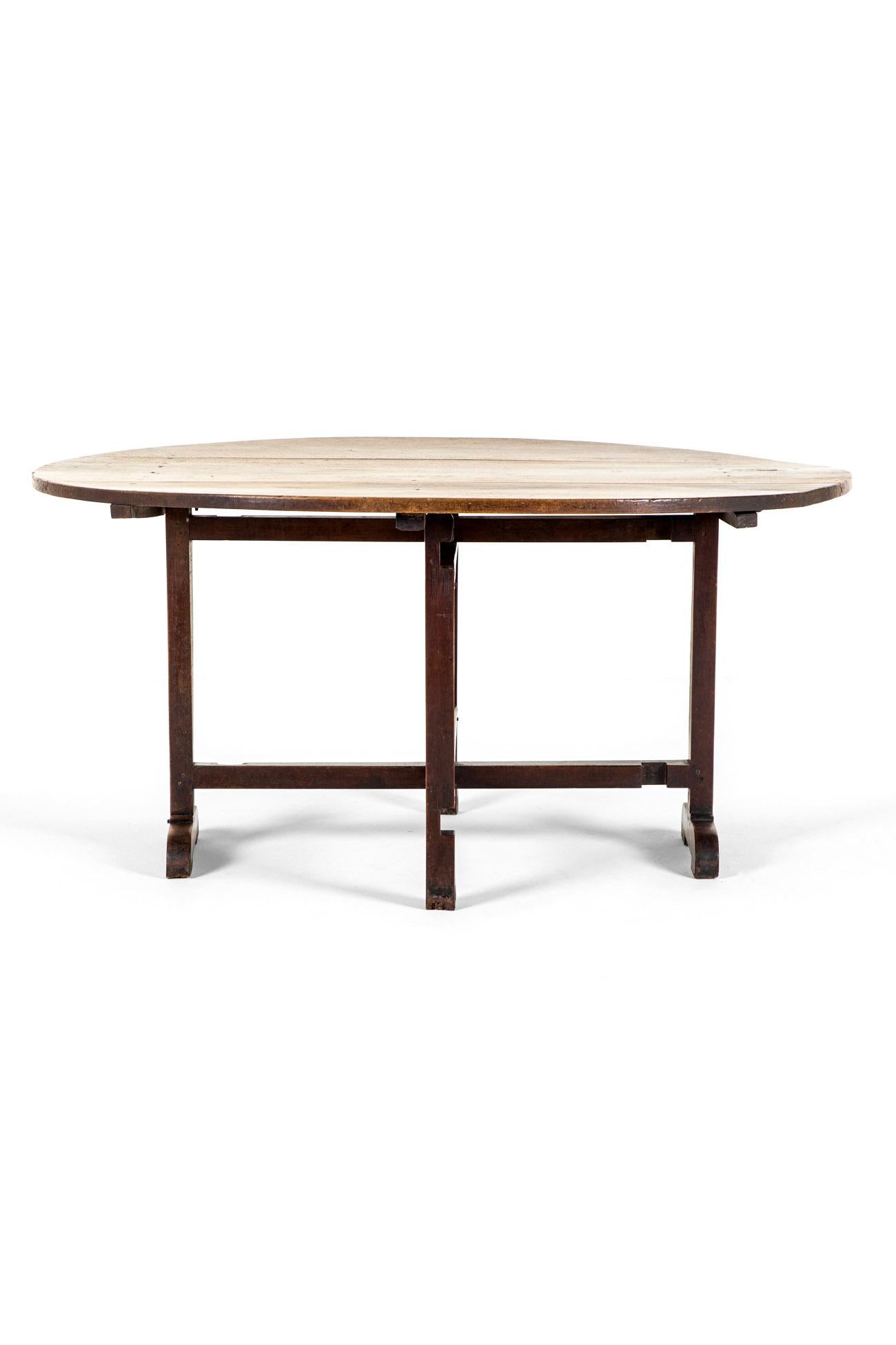 Français Grande table de vendange en noyer du XIXe siècle en vente