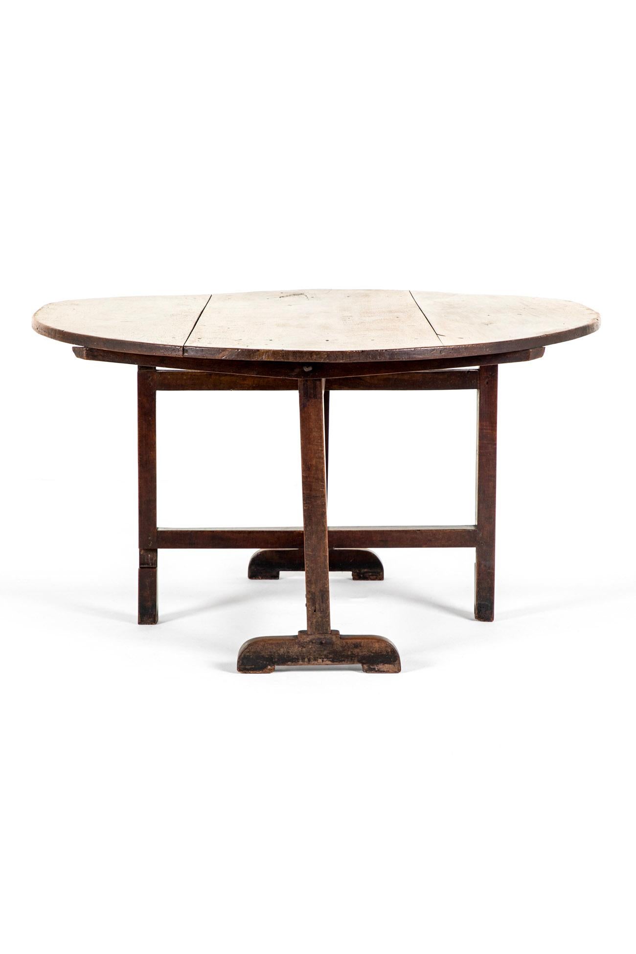 Sculpté à la main Grande table de vendange en noyer du XIXe siècle en vente