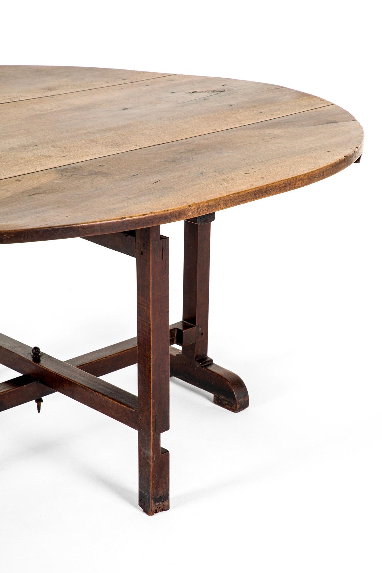 Grande table de vendange en noyer du XIXe siècle Bon état - En vente à Faversham, GB