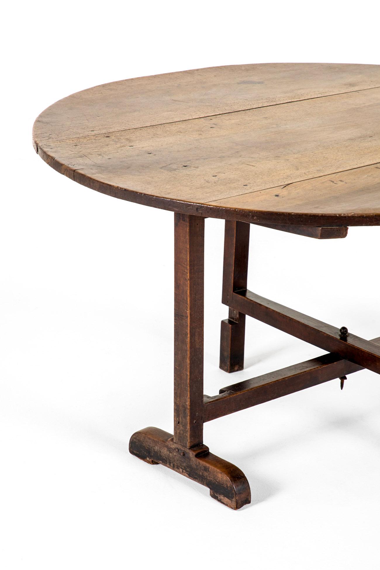 Noyer Grande table de vendange en noyer du XIXe siècle en vente