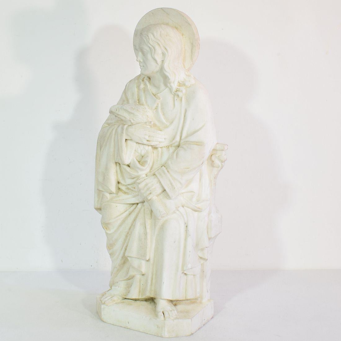 Belle statue de marbre blanc altérée représentant Saint John l'évangéliste.

La tradition chrétienne dit que Jean l'Évangéliste était Jean l'Apôtre. L'apôtre Jean était l'un des 