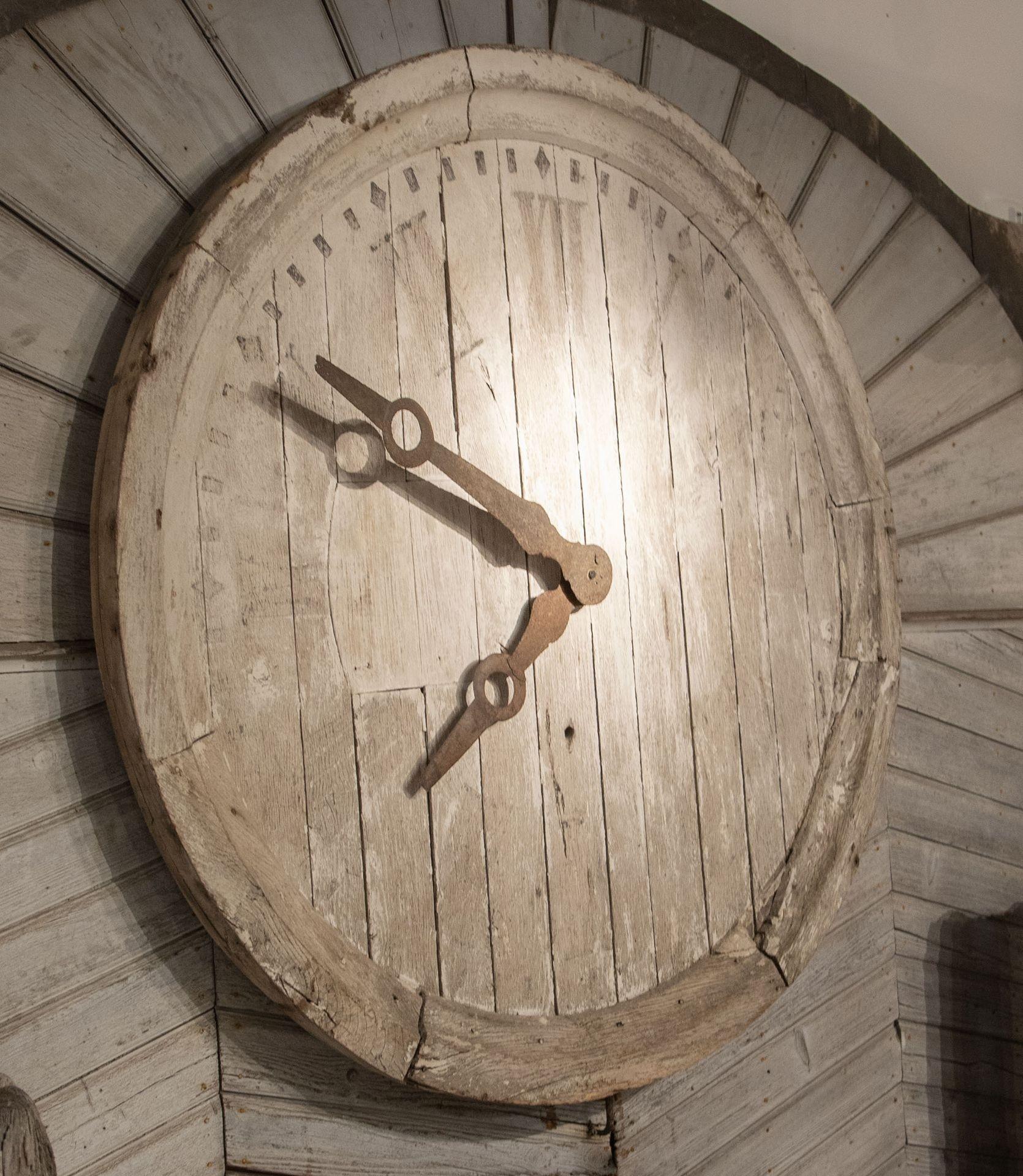 Grande e pesante orologio francese del XIX secolo con quadrante in legno. 
Con un meccanismo sulla scatola, che potrebbe essere meccanizzato.
NB. attualmente solo per uso decorativo.