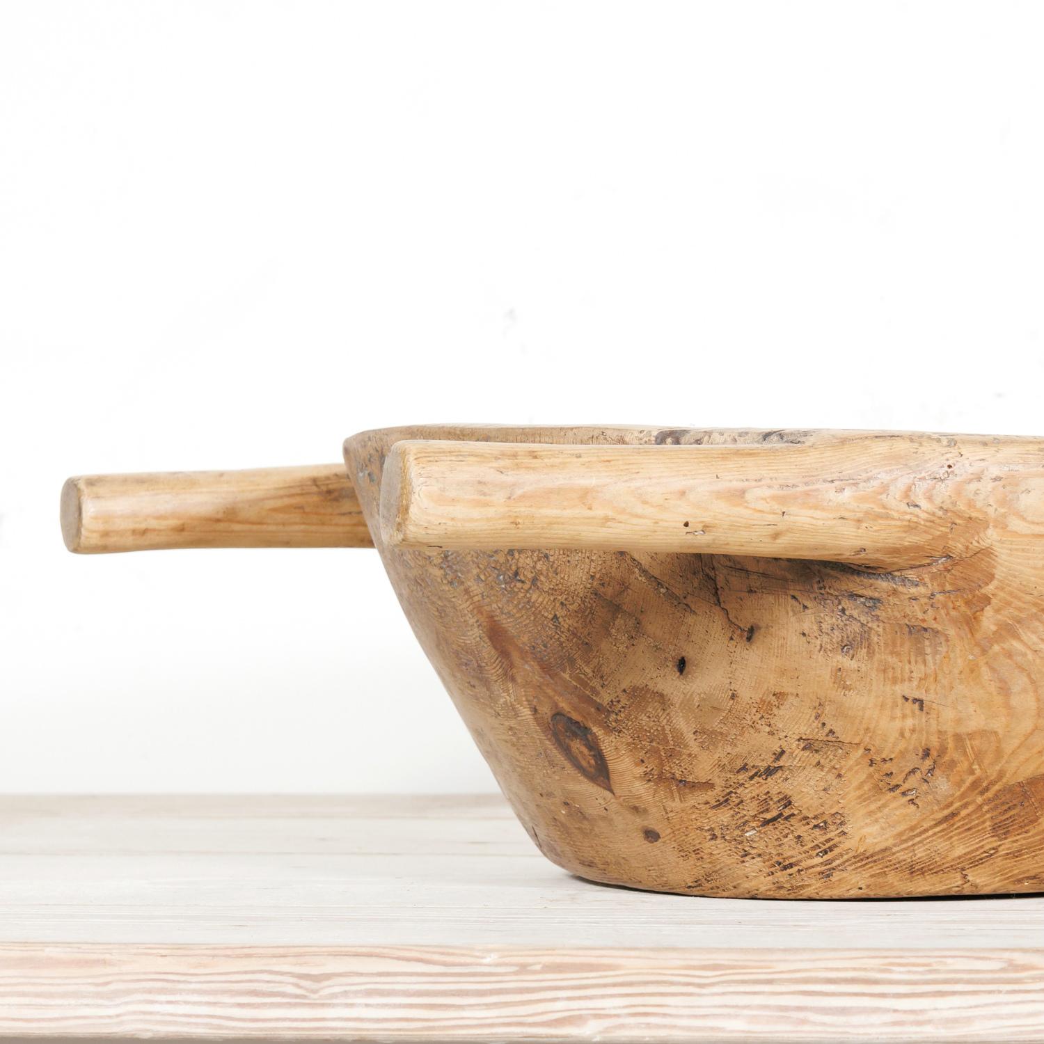 Grand bol à grain ou à pâte en bois français du 19e siècle avec poignées en vente 4