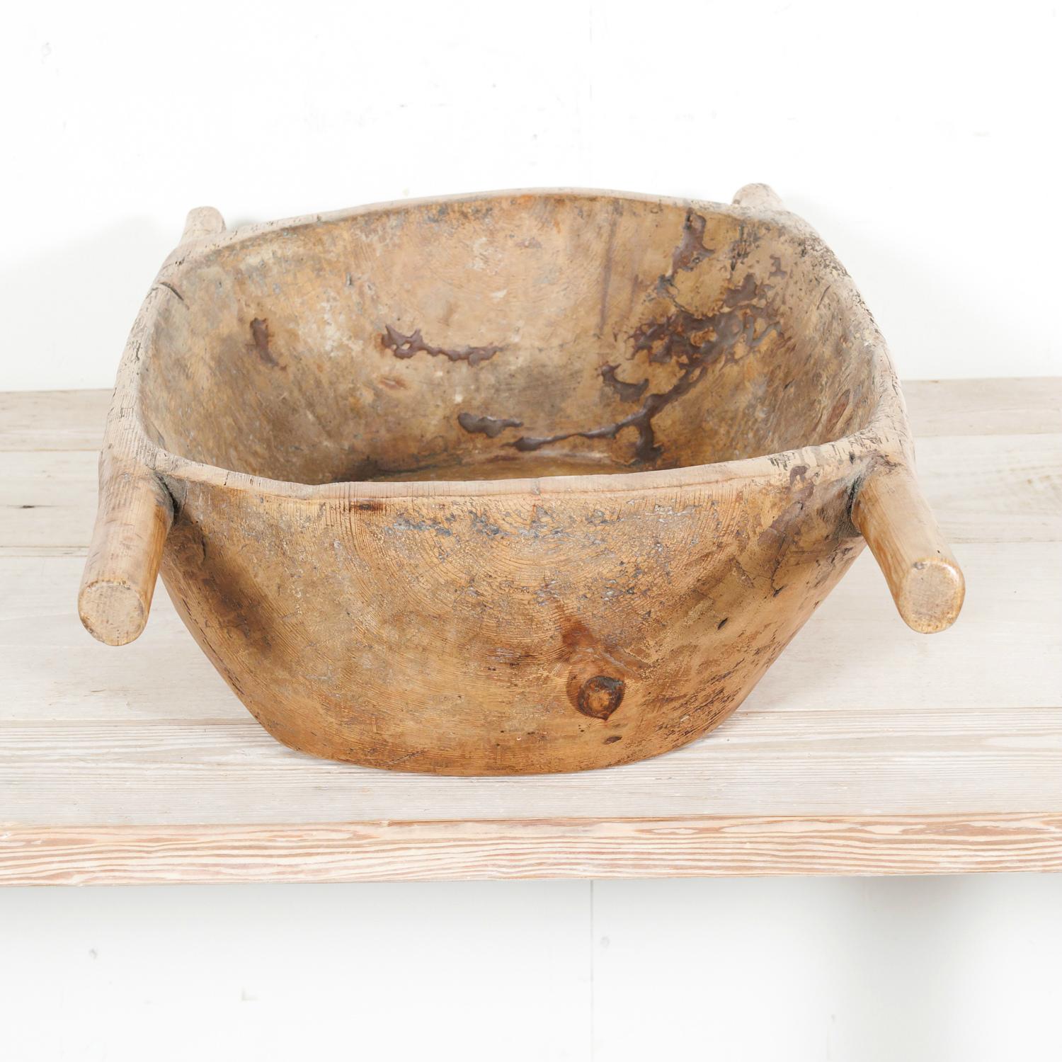 Grand bol à grain ou à pâte en bois français du 19e siècle avec poignées en vente 7
