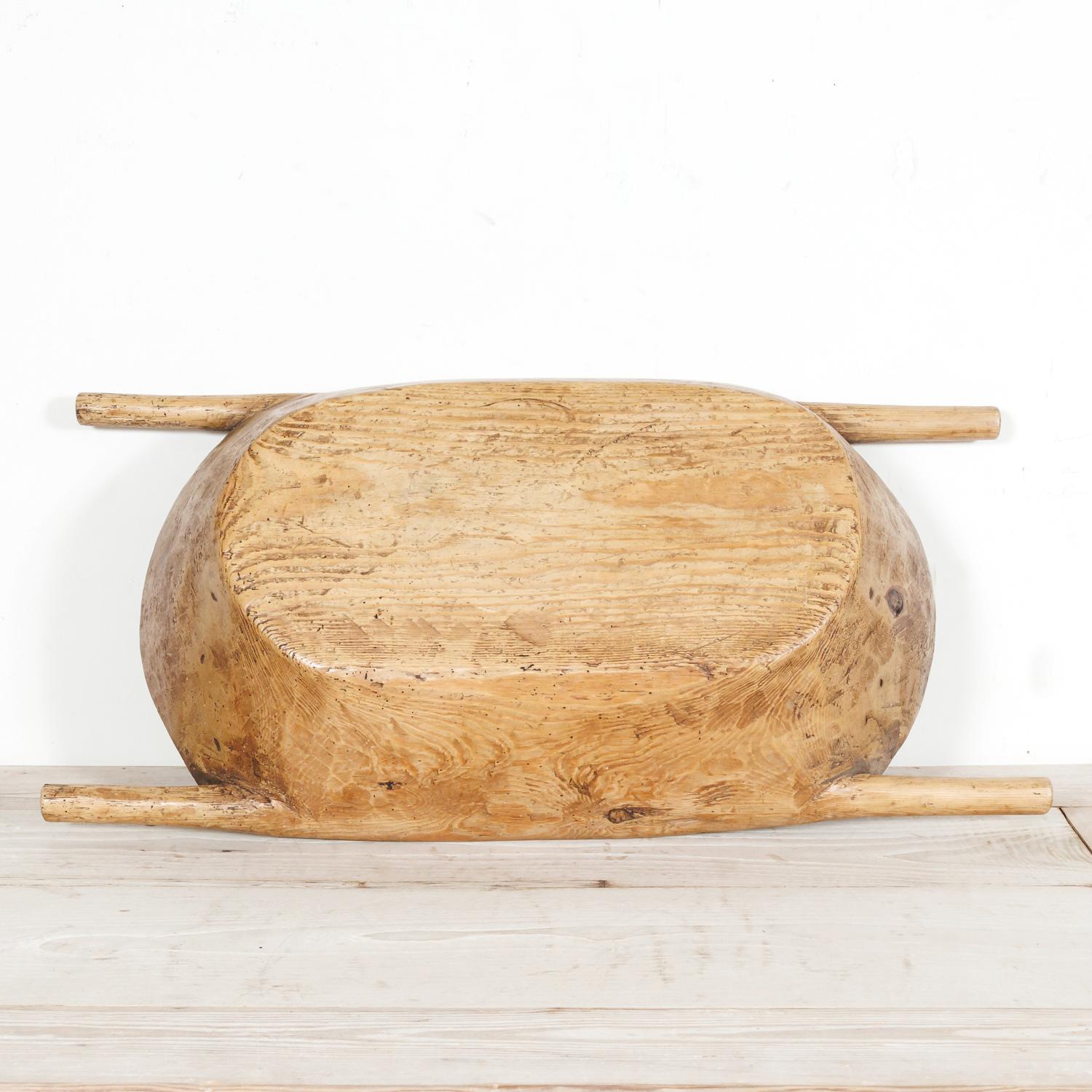 Grand bol à grain ou à pâte en bois français du 19e siècle avec poignées en vente 9