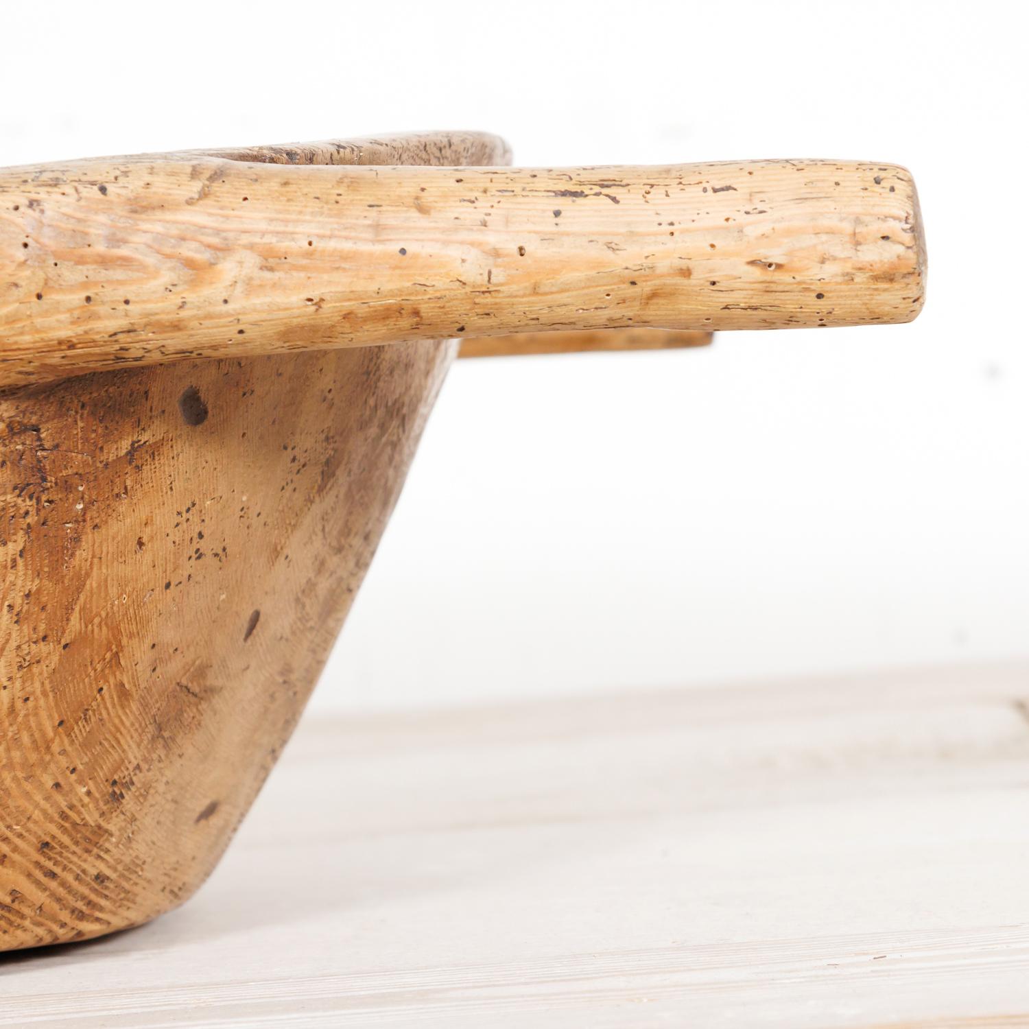 Grand bol à grain ou à pâte en bois français du 19e siècle avec poignées en vente 1