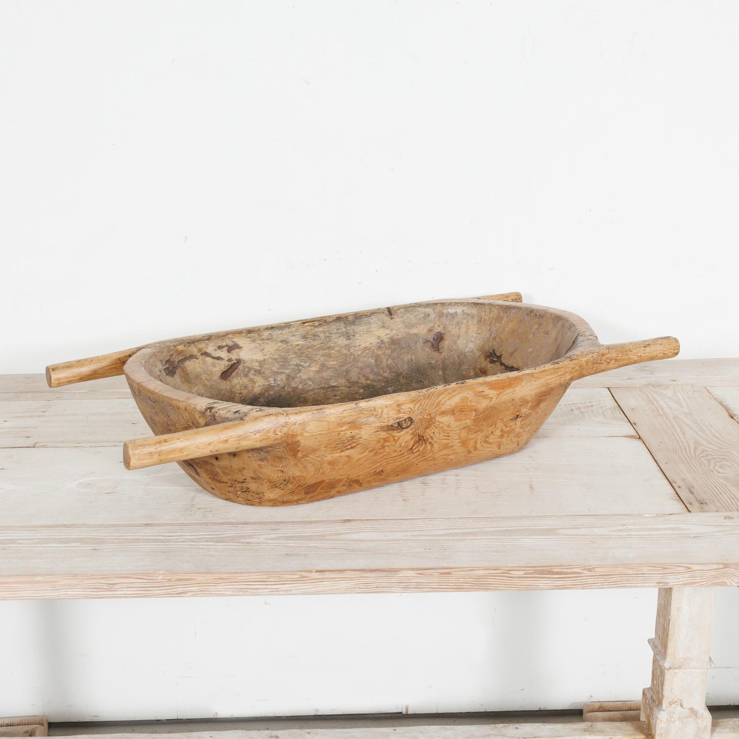 Grand bol à grain ou à pâte en bois français du 19e siècle avec poignées en vente 2