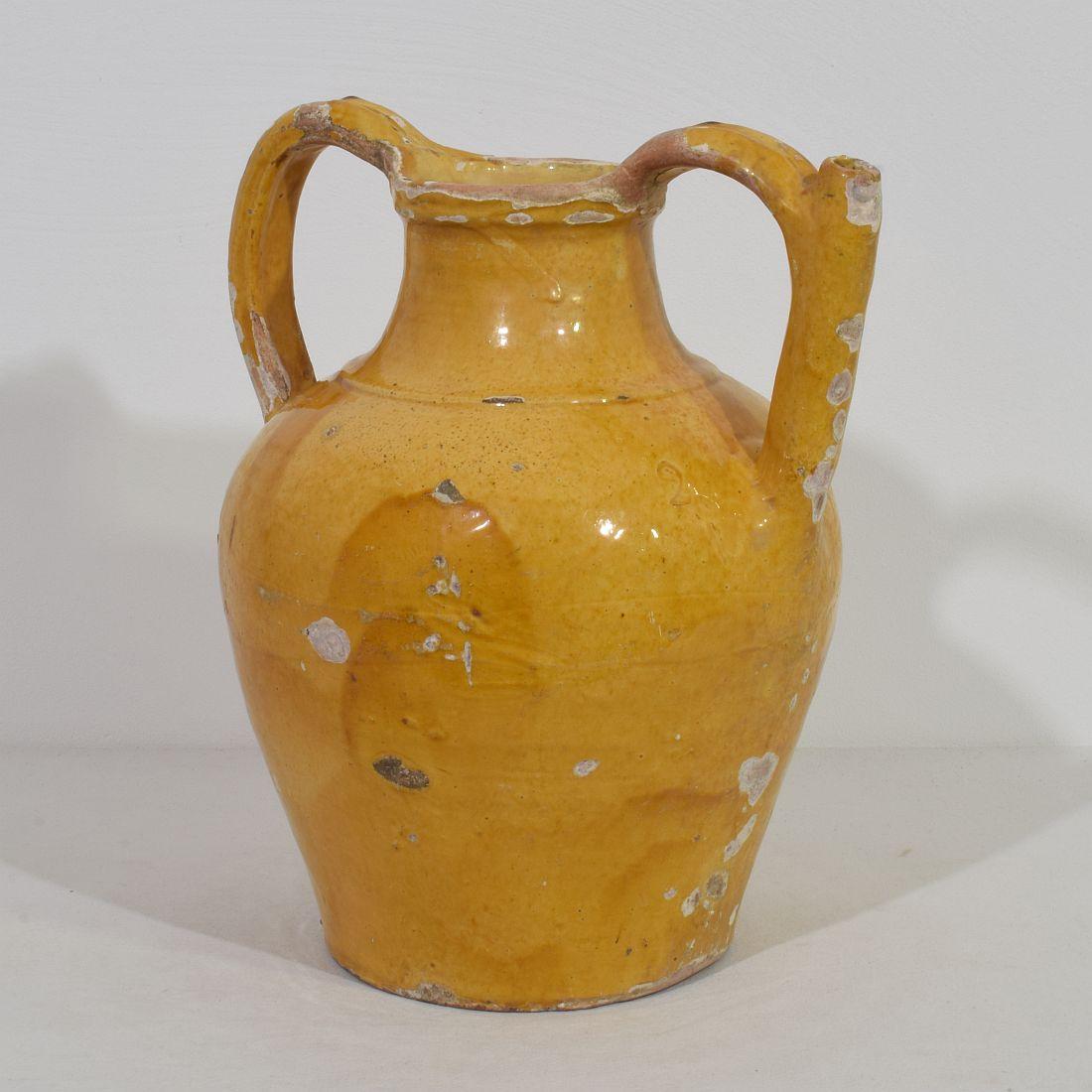 Großes authentisches und äußerst seltenes Stück Keramik mit einer Tülle im Henkel aus der Provence namens: Orjol du Lauragais. Schöne verwitterte gelbe Glasur. Unvollkommenheiten tragen dazu bei, diese Wasserkrüge als Gebrauchsgegenstand zu