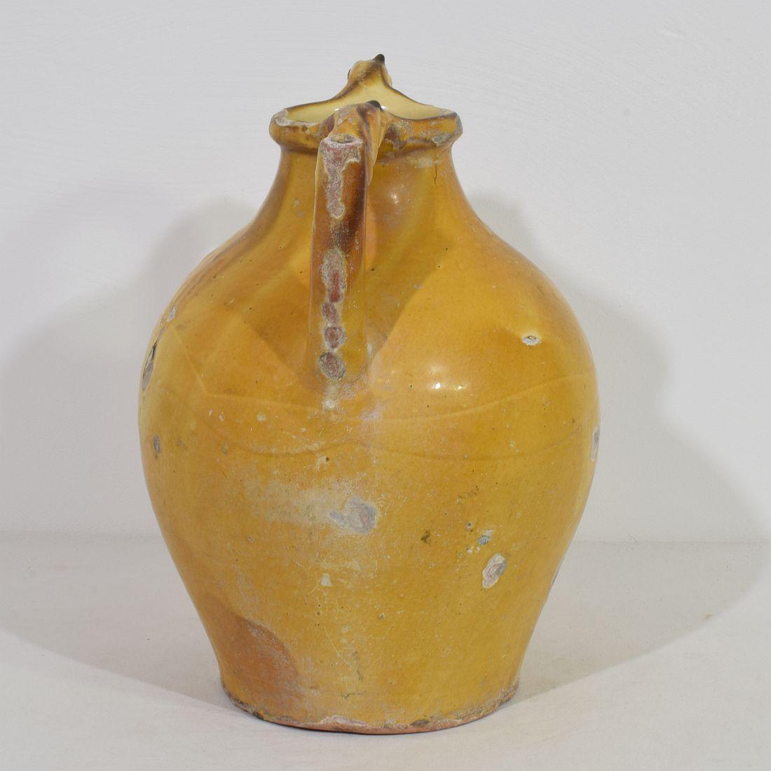 Grande cruche ou cruche à eau en terre cuite émaillée jaune du 19ème siècle « Orjol » (Orjol) Bon état à Buisson, FR