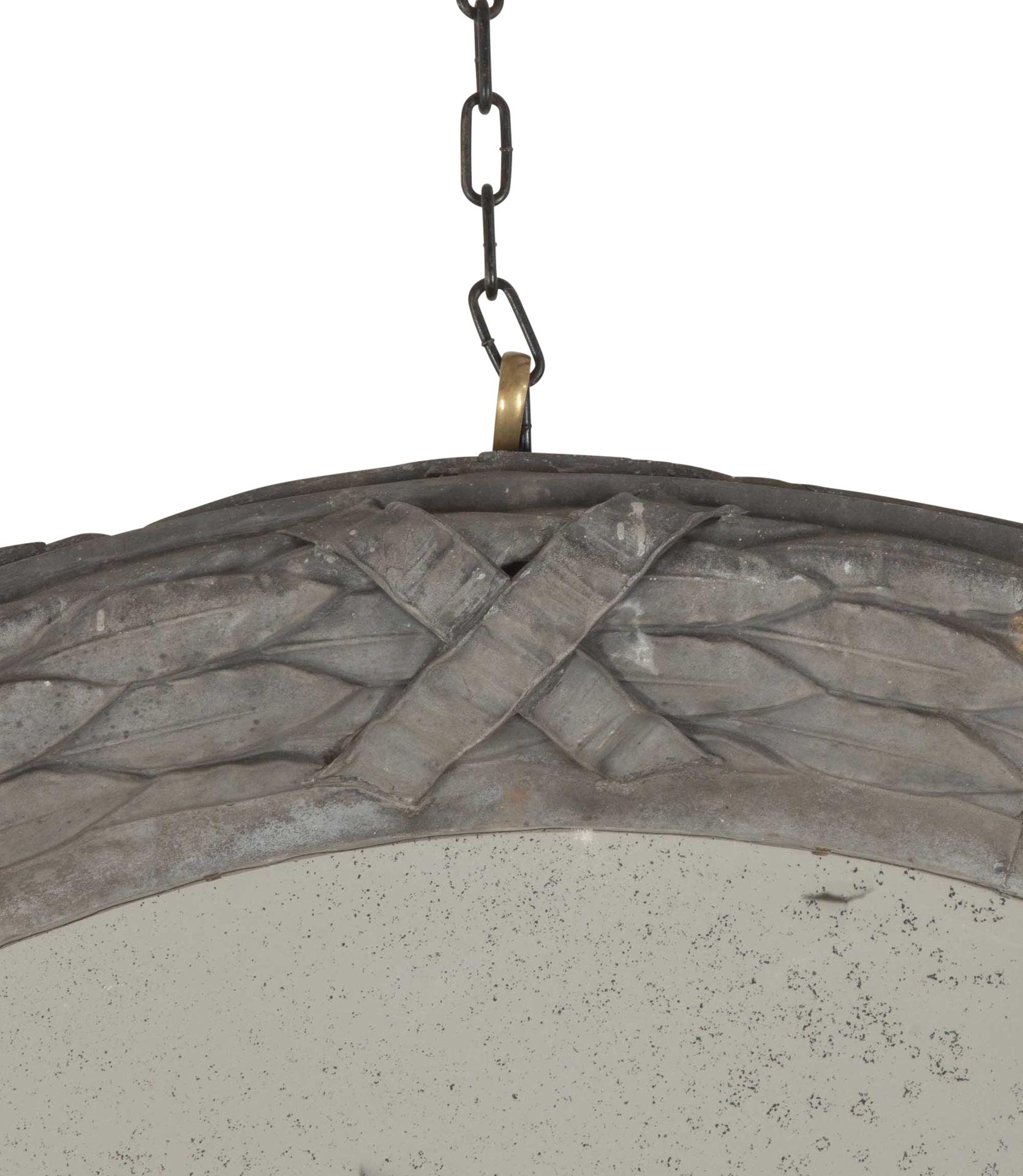 Grande cornice di zinco francese del XIX secolo trasformata in uno specchio a ghirlanda.
Con specchio in finto vetro di mercurio.