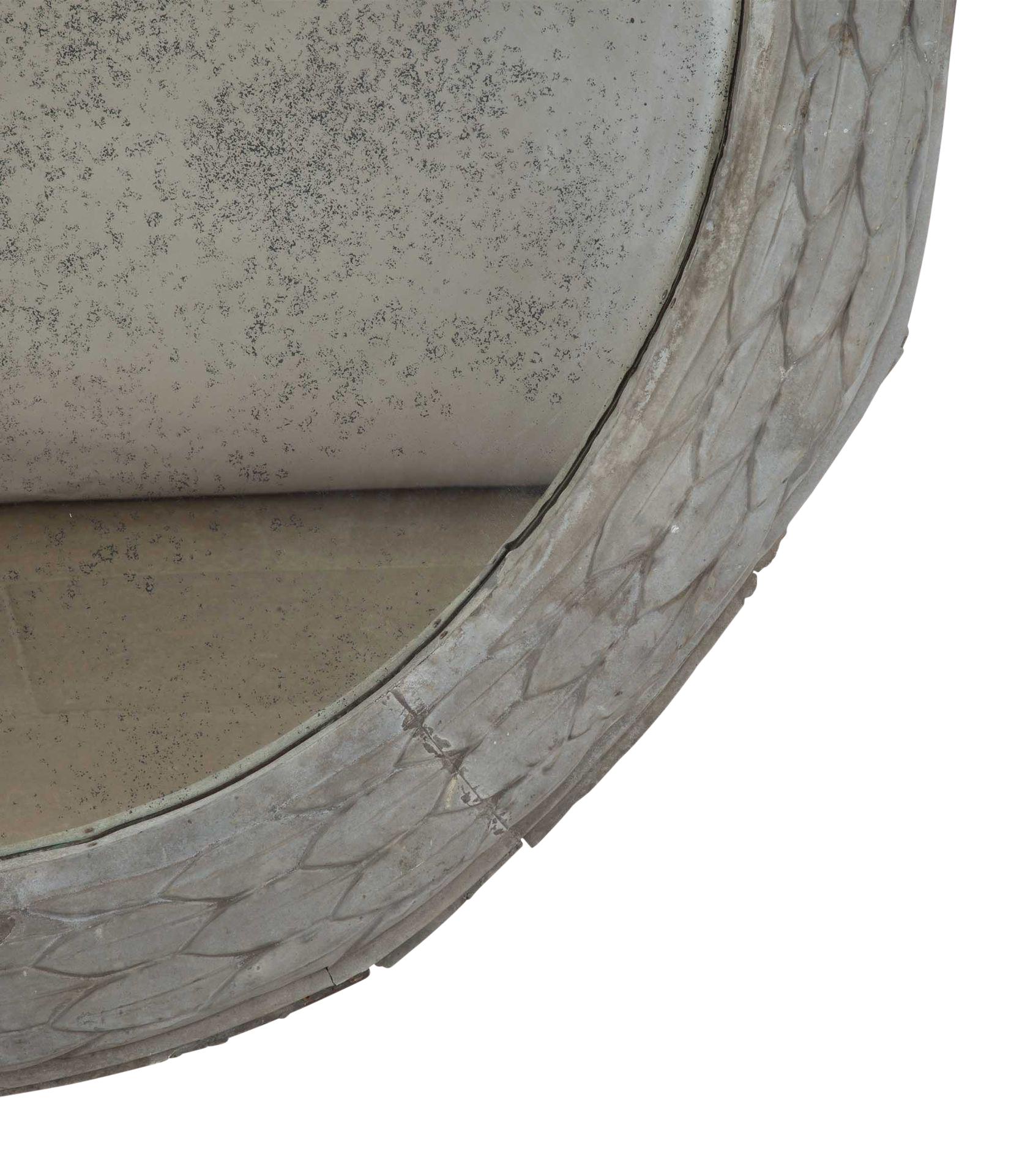 Grande specchio francese del XIX secolo con corona di alloro in zinco In condizioni buone in vendita a Tetbury, Gloucestershire