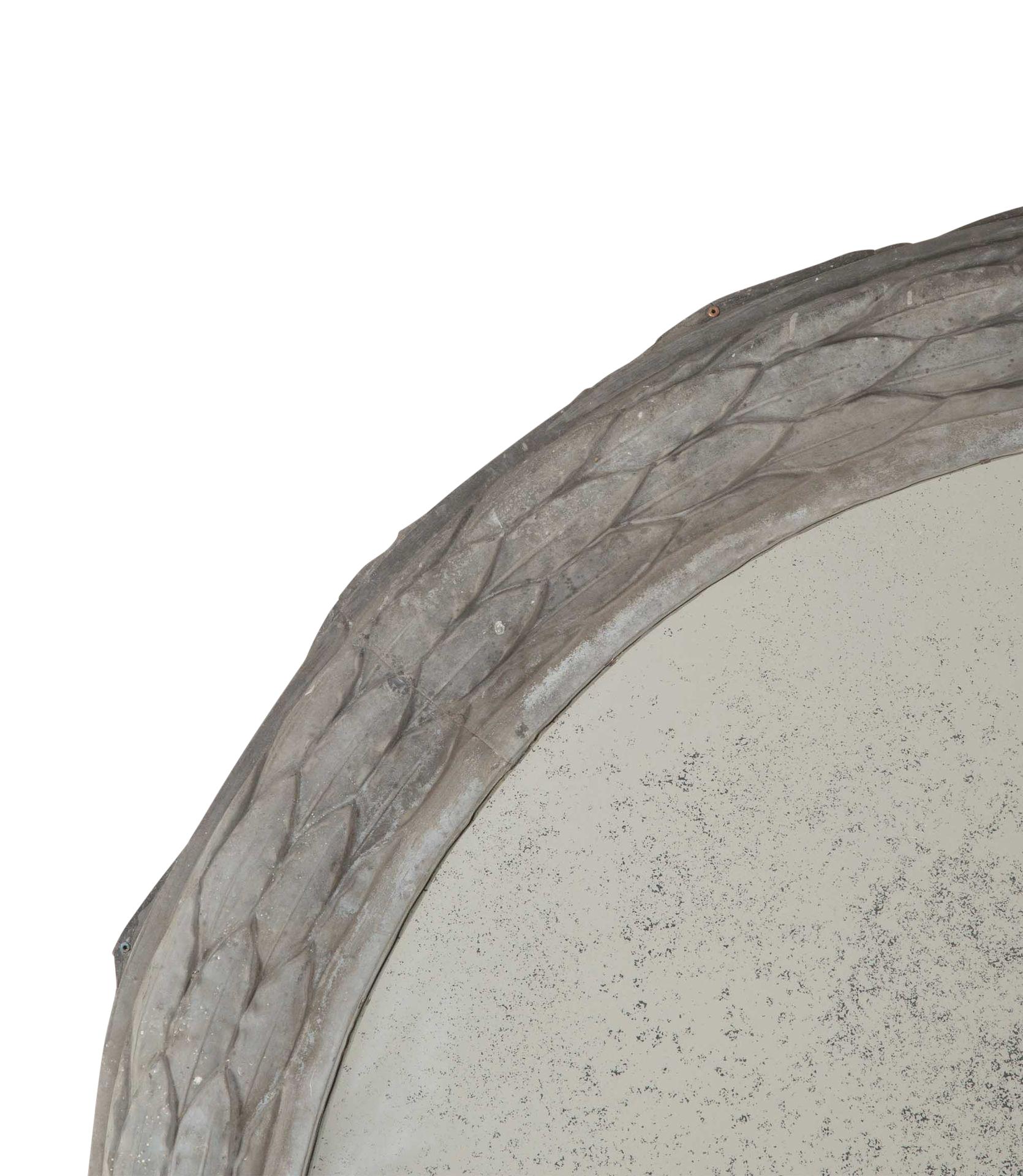 Grande specchio francese del XIX secolo con corona di alloro in zinco in vendita 1