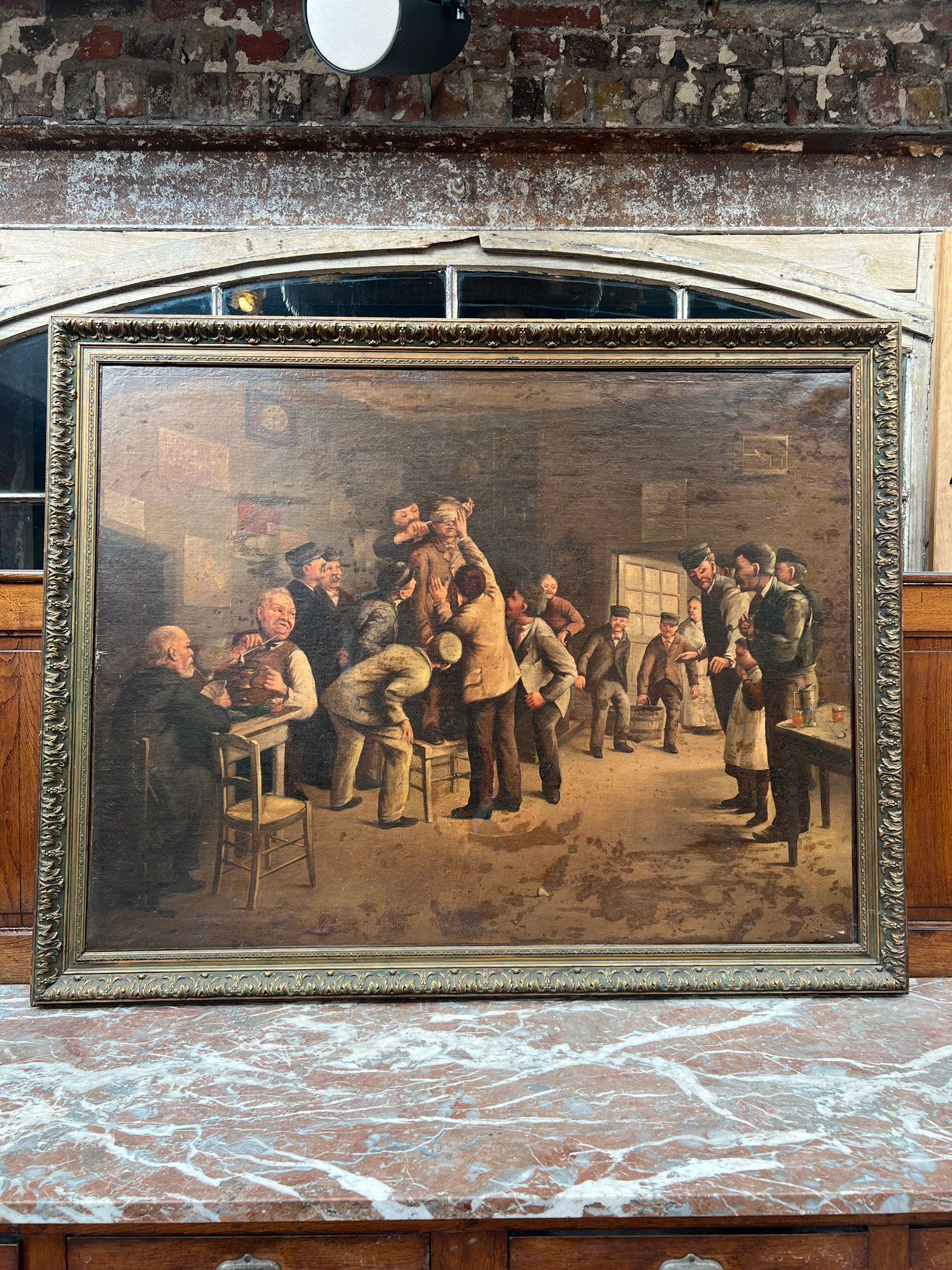Remarquable huile sur toile du XIXe siècle représentant une scène de genre vivante et détaillée dans une taverne ou un club social. Le tableau capture un moment animé de camaraderie et d'espièglerie, un groupe d'hommes se rassemblant autour d'un