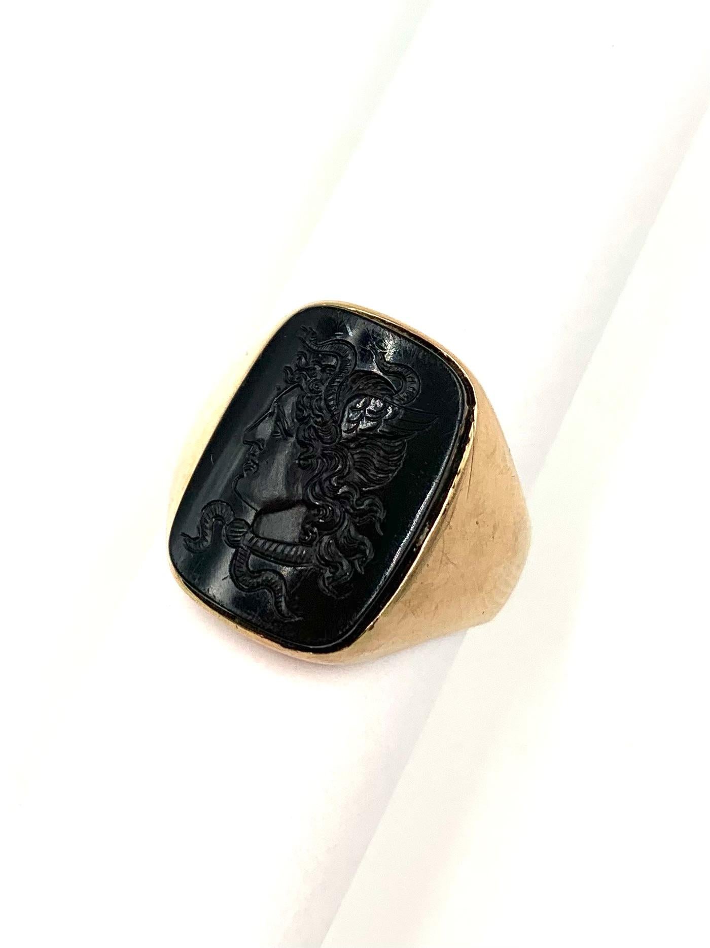 Large 19th Century Georgian 14K Yellow Gold Onyx Intaglio Medusa Signet Ring For Sale 1