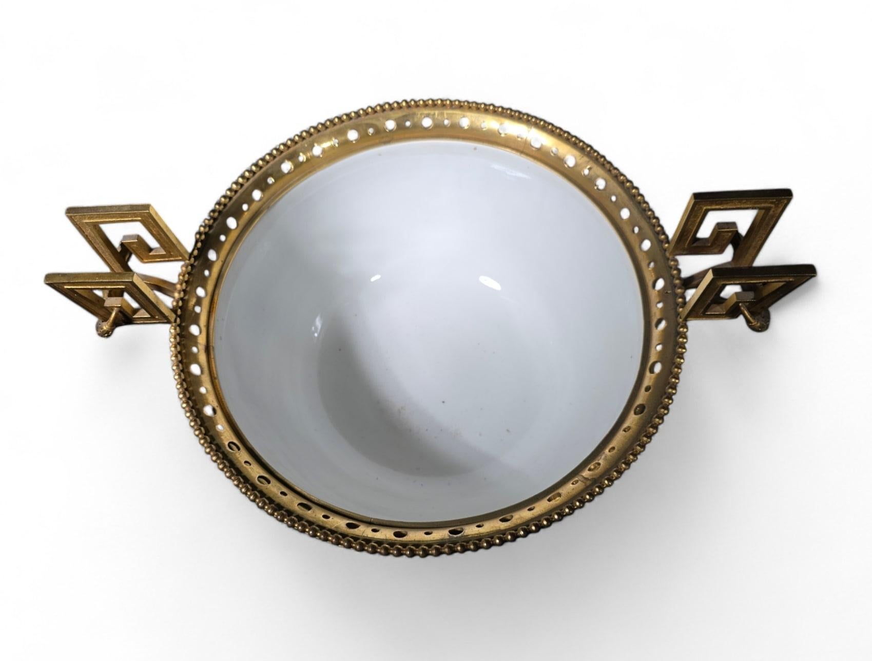 Grand centre de table en porcelaine allemande du XIXe siècle avec montures en bronze doré en vente 6