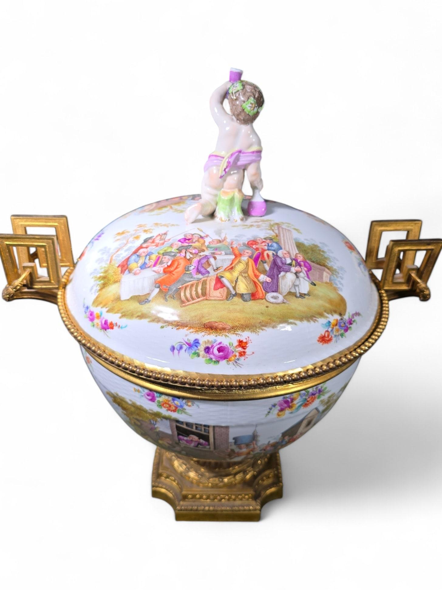 Grand centre de table en porcelaine allemande du XIXe siècle avec montures en bronze doré en vente 8