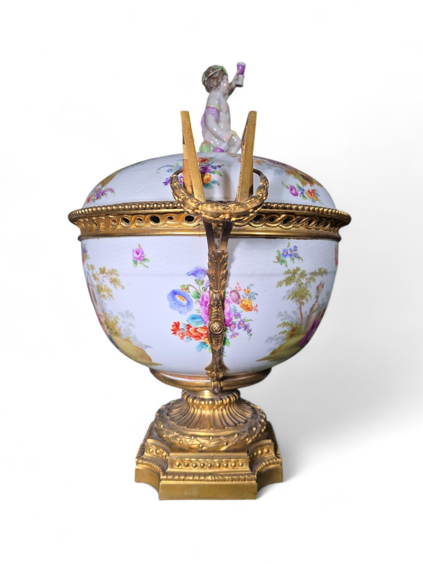 Grand centre de table en porcelaine allemande du XIXe siècle avec montures en bronze doré en vente 9