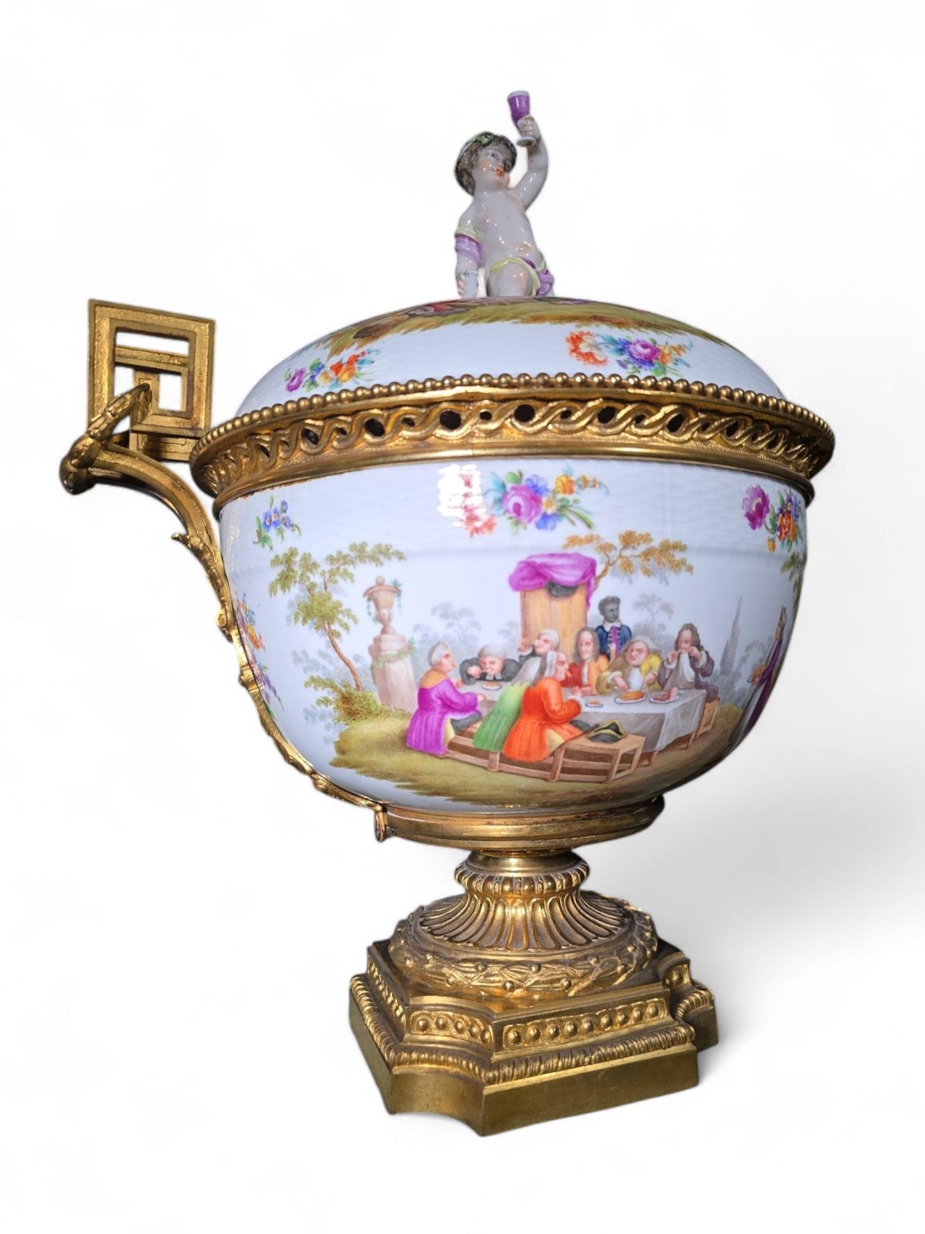 Grand centre de table en porcelaine allemande du XIXe siècle avec montures en bronze doré en vente 12