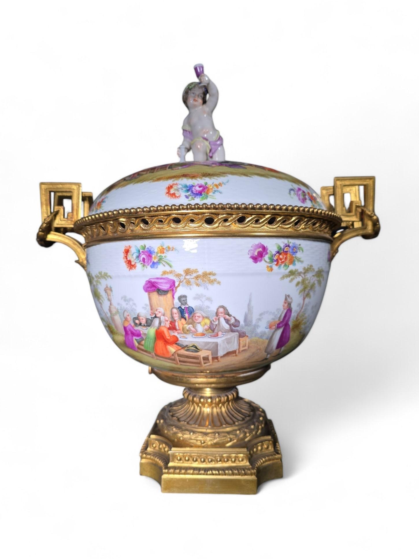 Grand centre de table en porcelaine allemande du XIXe siècle avec montures en bronze doré en vente 13