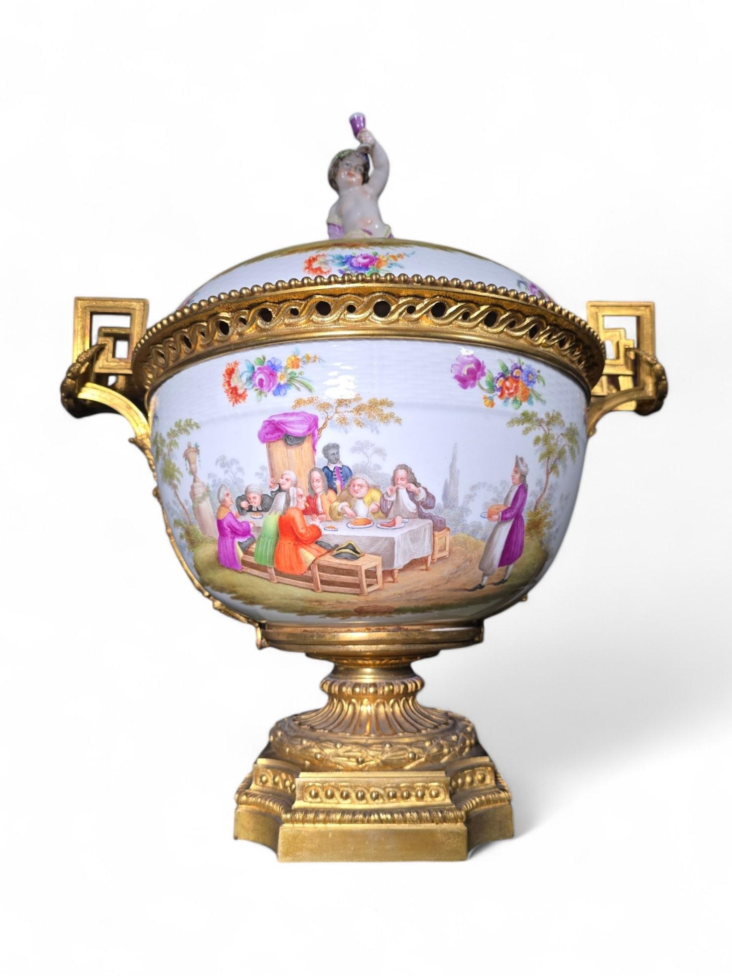 Grand centre de table en porcelaine allemande du XIXe siècle avec montures en bronze doré en vente 14