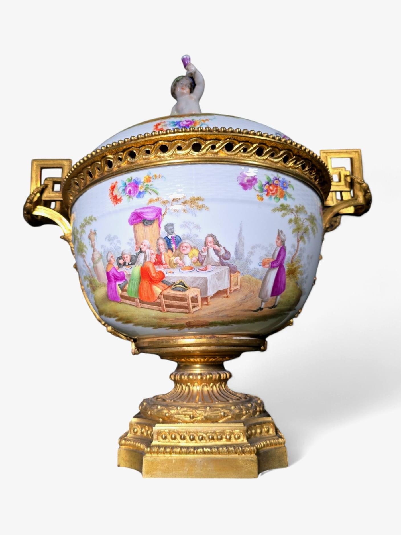 Grand centre de table en porcelaine allemande du XIXe siècle avec montures en bronze doré en vente 15