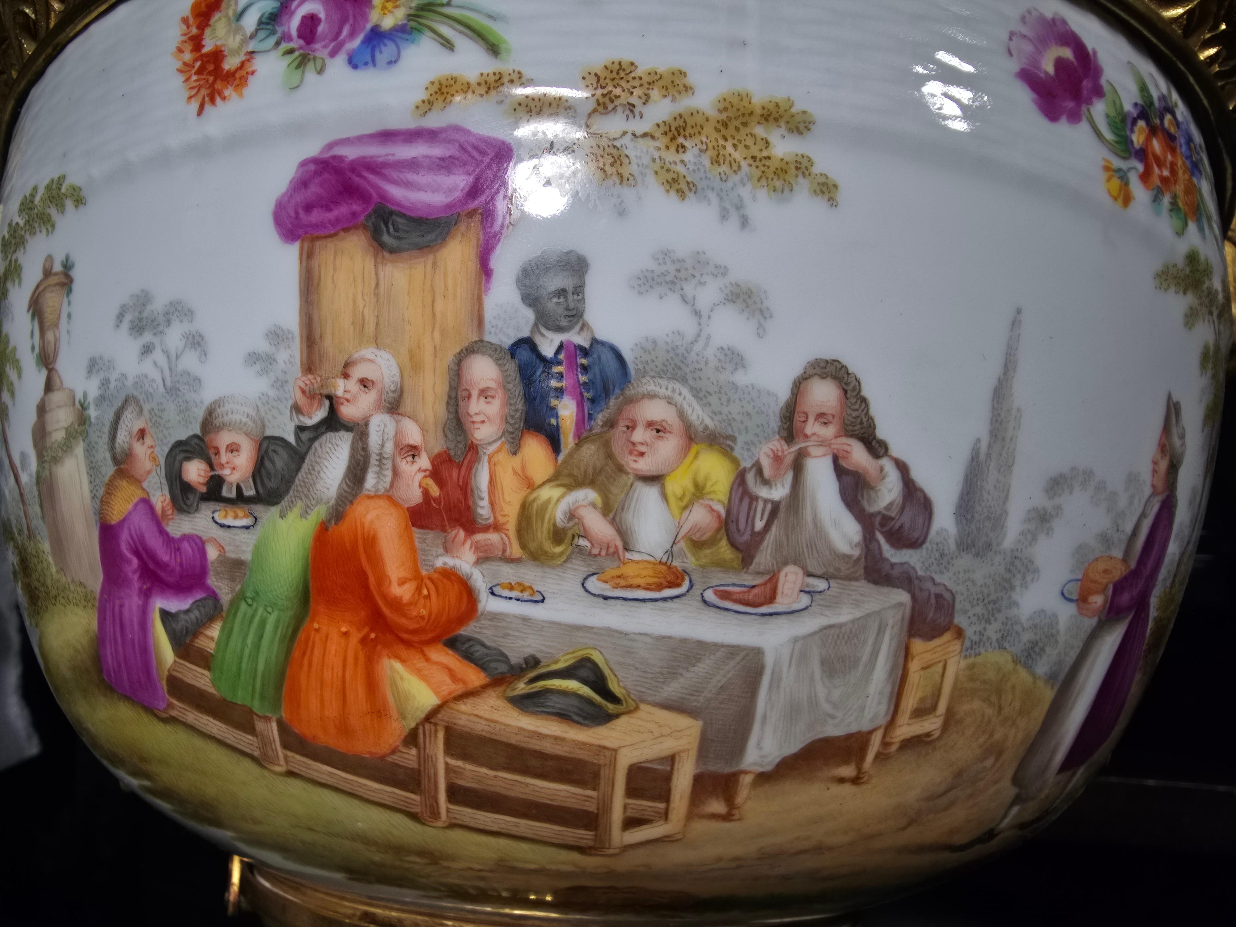 Grand centre de table en porcelaine allemande du XIXe siècle avec montures en bronze doré Bon état - En vente à Madrid, ES