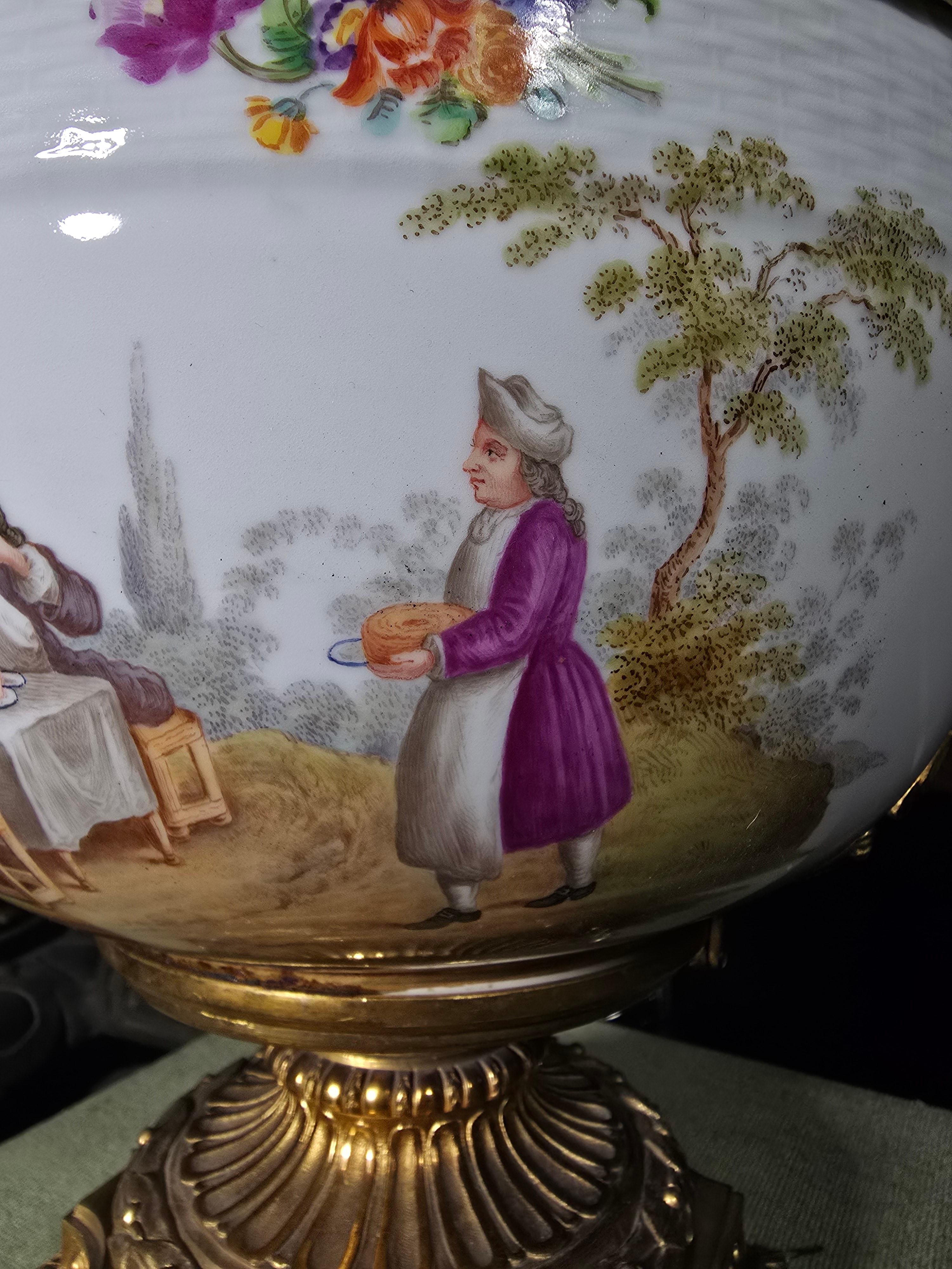 Fin du XIXe siècle Grand centre de table en porcelaine allemande du XIXe siècle avec montures en bronze doré en vente