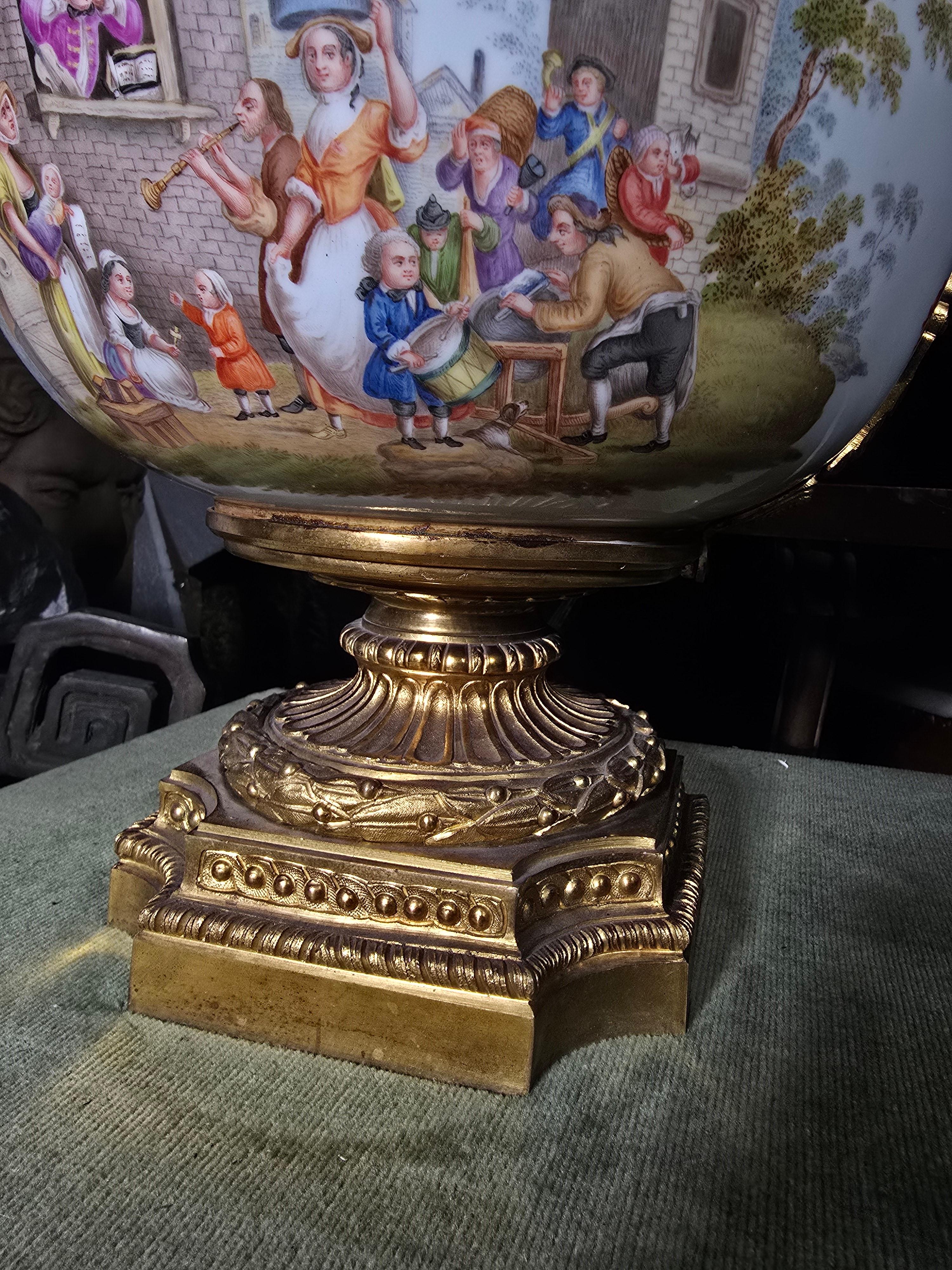 Porcelaine Grand centre de table en porcelaine allemande du XIXe siècle avec montures en bronze doré en vente