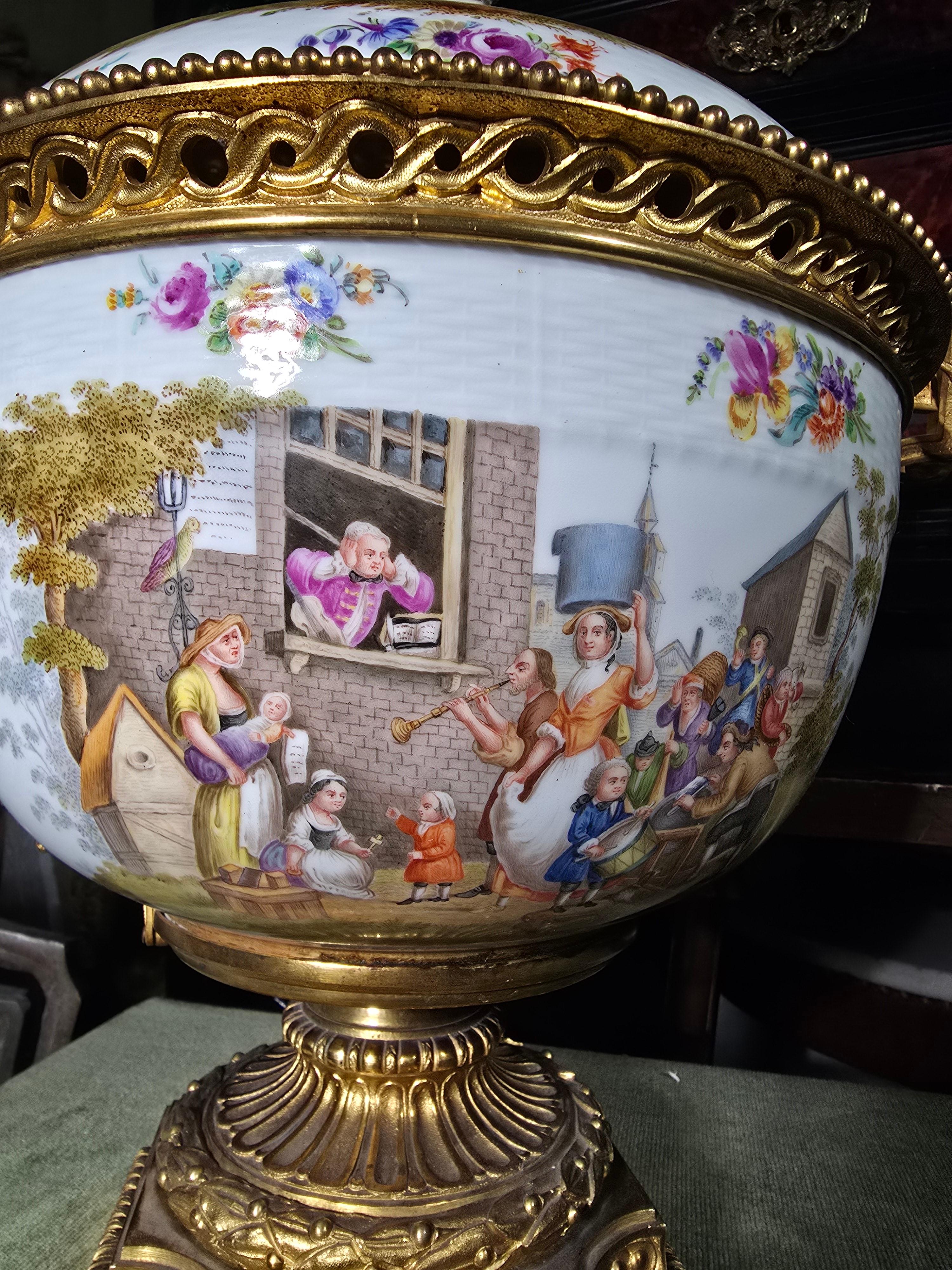 Grand centre de table en porcelaine allemande du XIXe siècle avec montures en bronze doré en vente 1