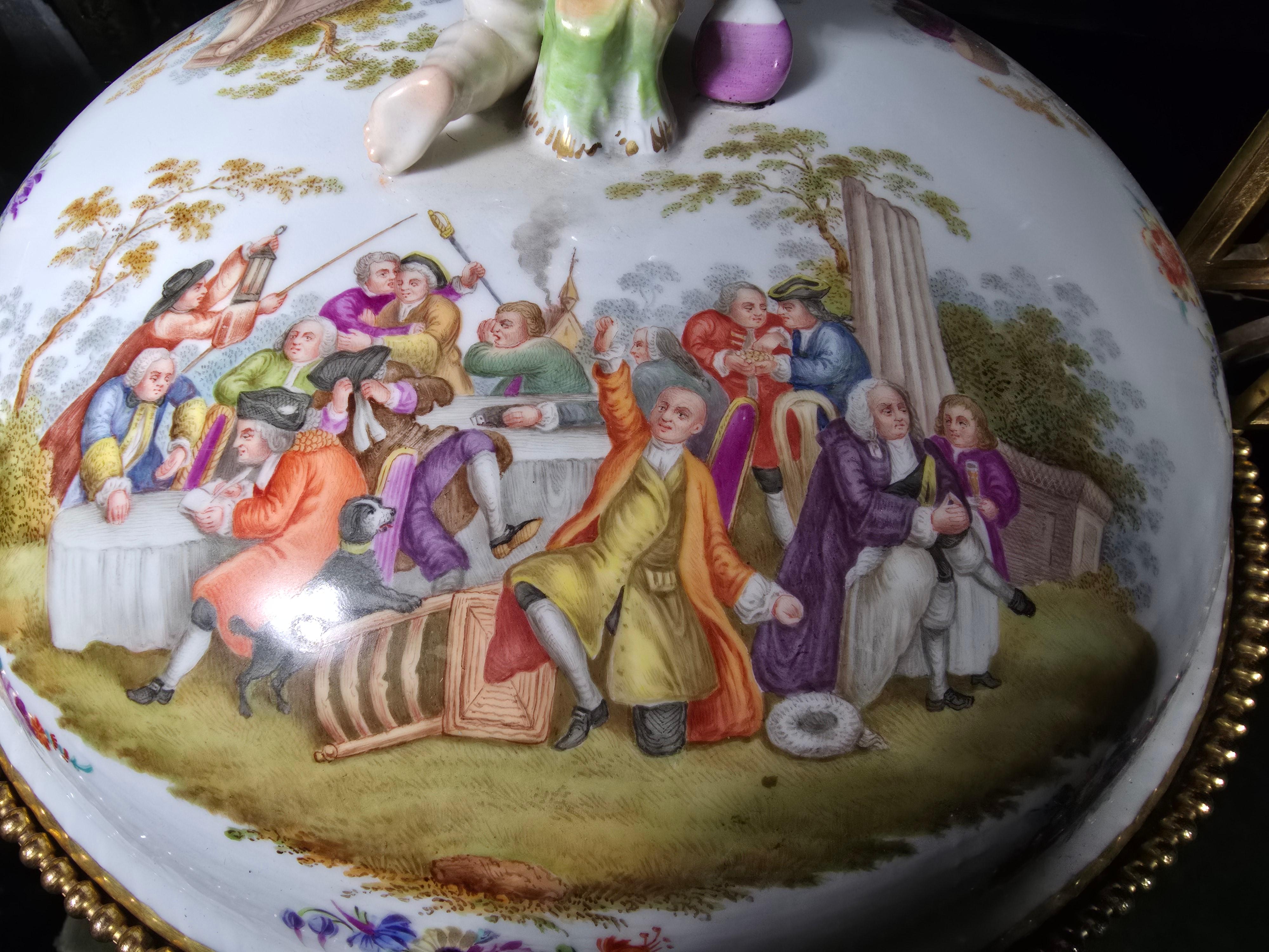 Grand centre de table en porcelaine allemande du XIXe siècle avec montures en bronze doré en vente 3