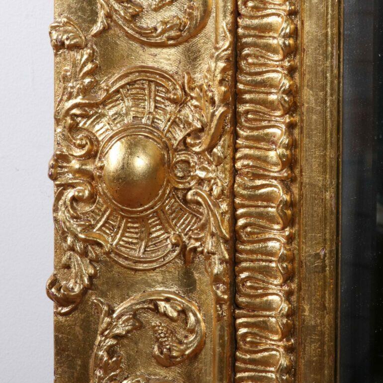 Européen  Grand miroir sculpté et doré du 19ème siècle  en vente