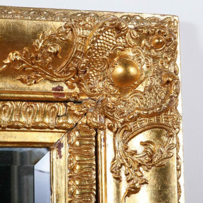  Großer vergoldeter geschnitzter Spiegel aus dem 19.  im Zustand „Gut“ im Angebot in Vancouver, British Columbia
