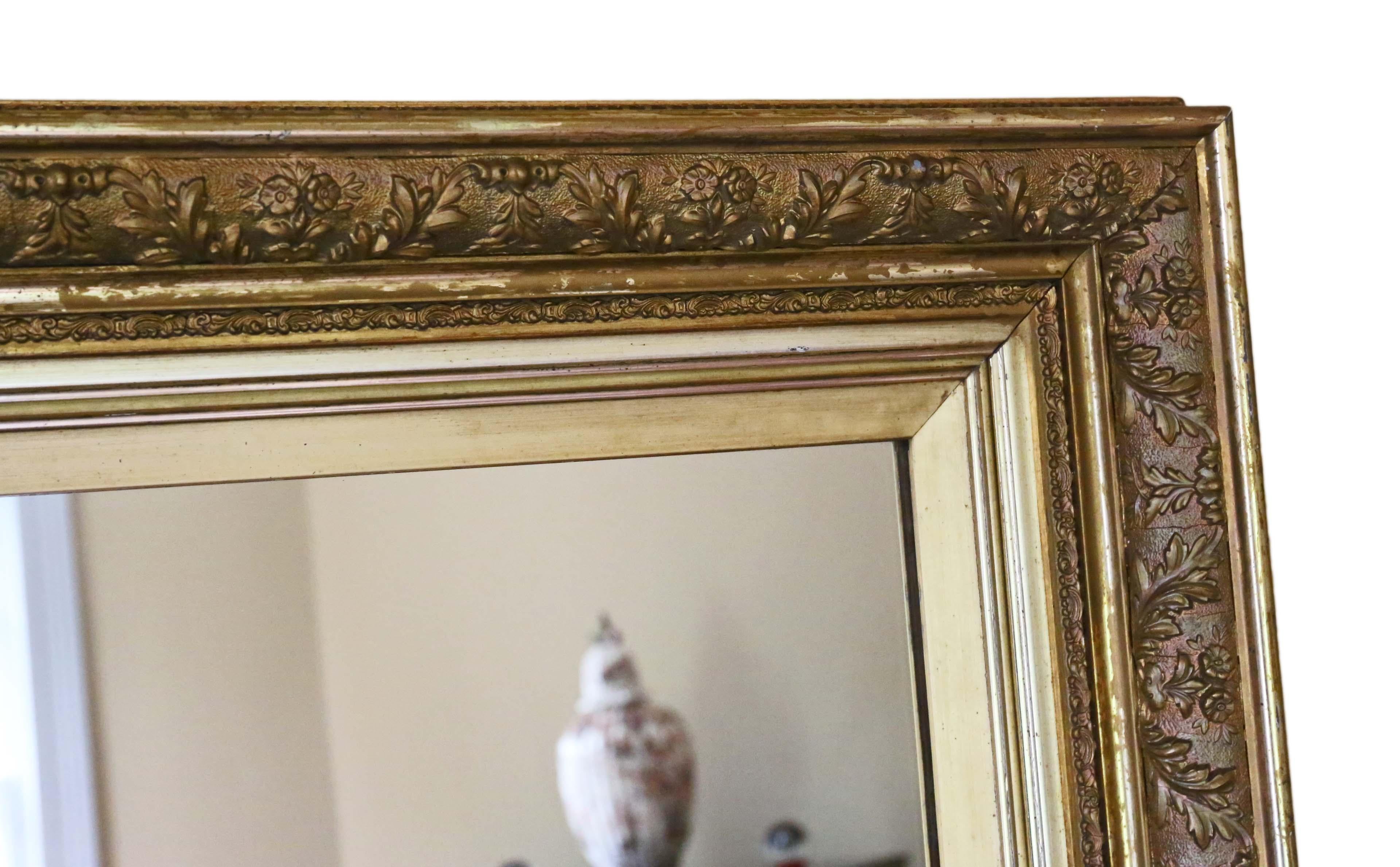 miroir mural ou surmonté d'un manteau doré du XIXe siècle. Un bon look.
Un miroir charmant, qui est plein d'âge et de caractère. Le cadre a sa finition d'origine, avec de l'usure et de la patine. De même, des pertes mineures qui ont été retouchées