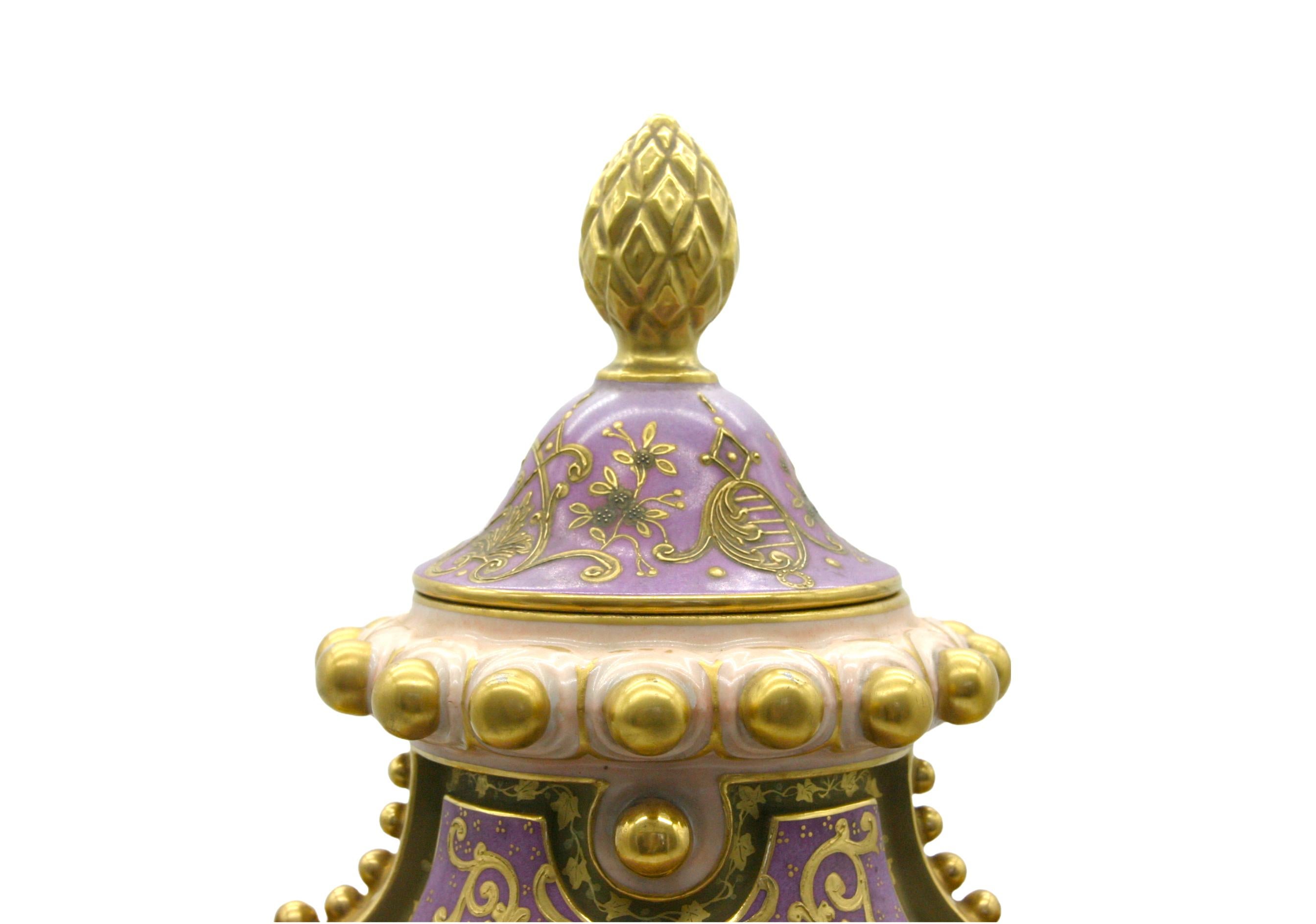 Grande urne en porcelaine peinte et dorée du 19e siècle en vente 7