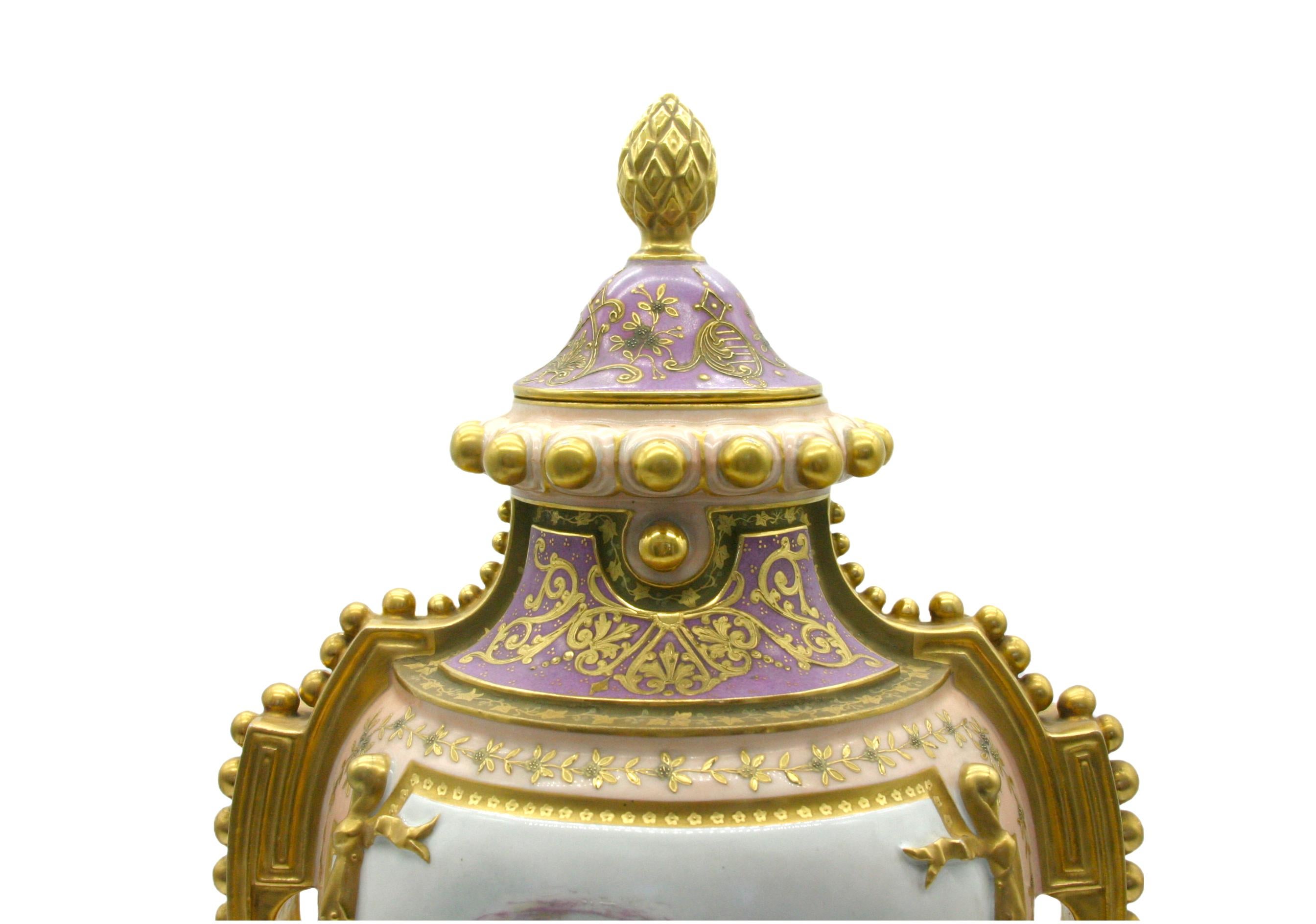 Début du XIXe siècle Grande urne en porcelaine peinte et dorée du 19e siècle en vente