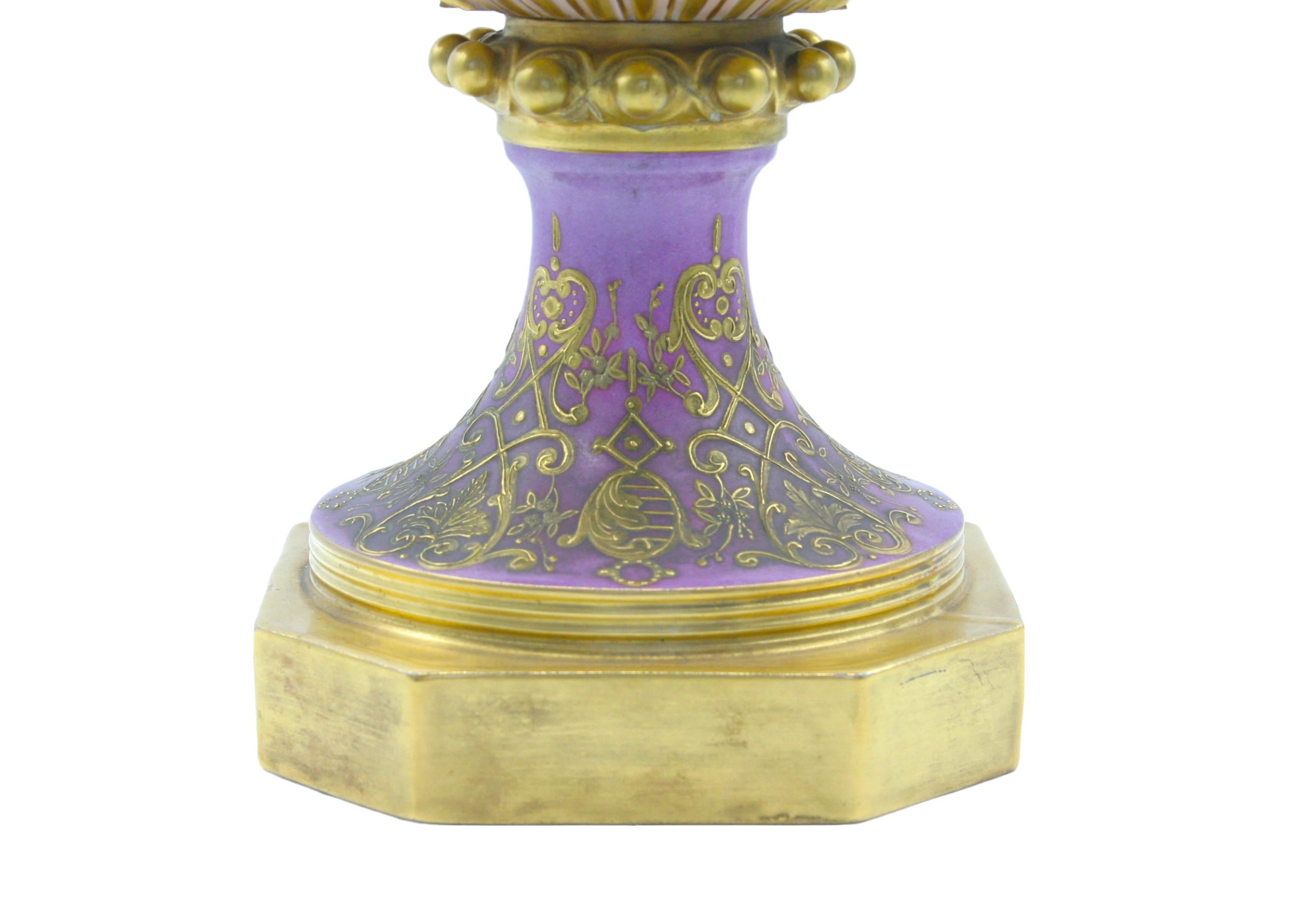 Große vergoldete/bemalte Porzellan-Paar-Urne aus dem 19. (Frühes 19. Jahrhundert) im Angebot