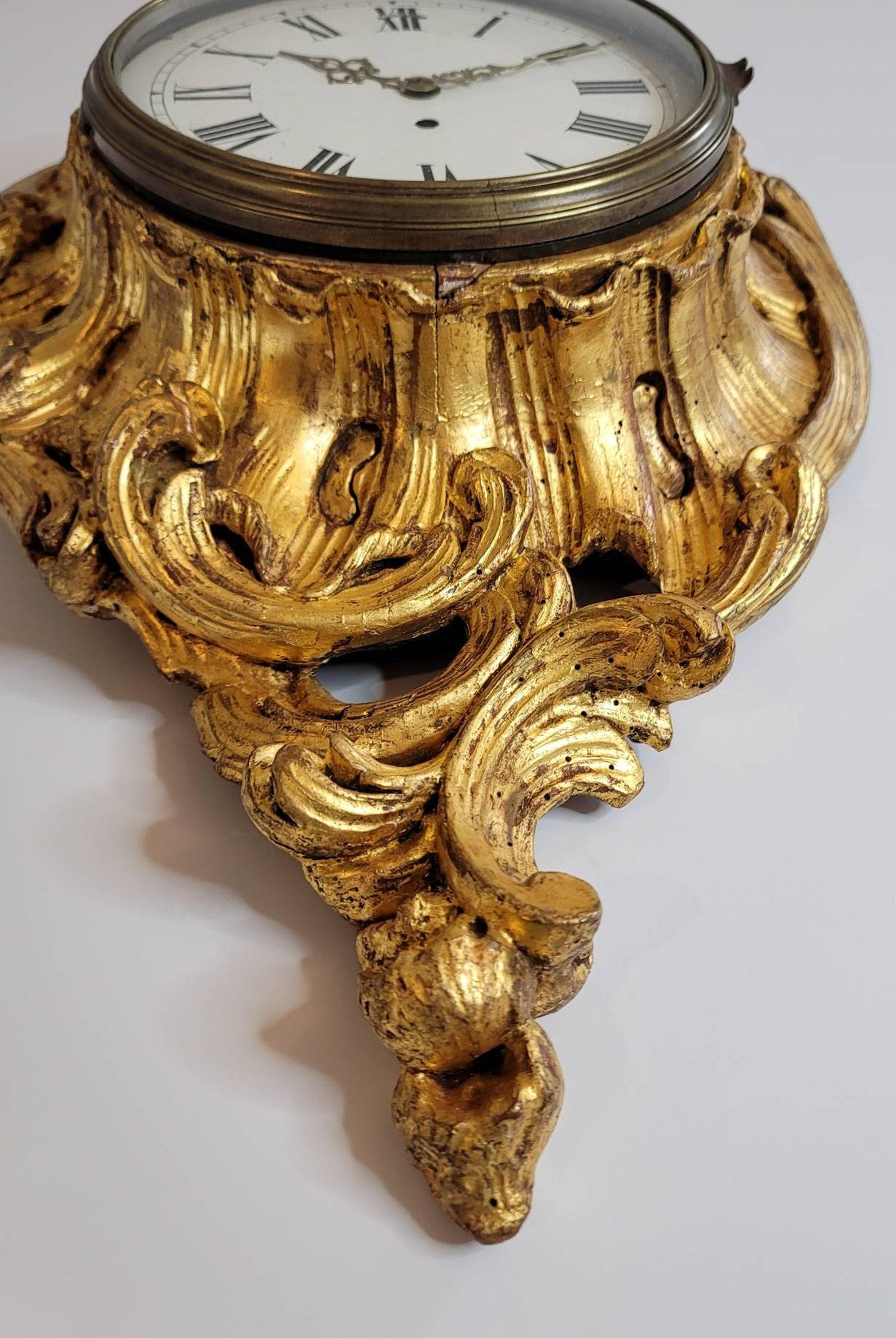 Große französische Kaminuhr aus vergoldetem Holz, Louis XV.-Stil, 19. Jahrhundert im Zustand „Gut“ im Angebot in Forney, TX