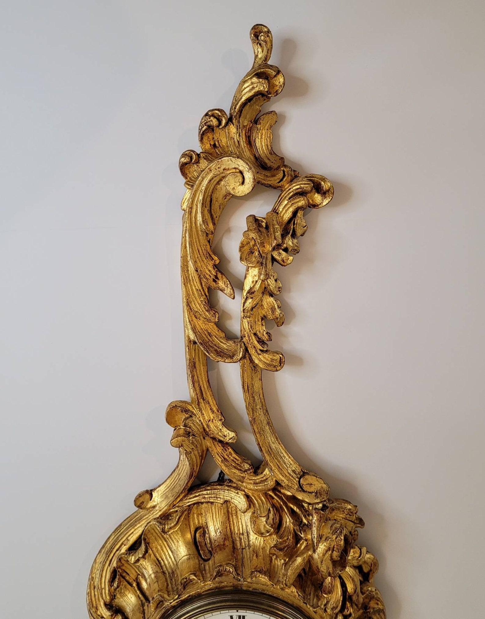Große französische Kaminuhr aus vergoldetem Holz, Louis XV.-Stil, 19. Jahrhundert (Porzellan) im Angebot