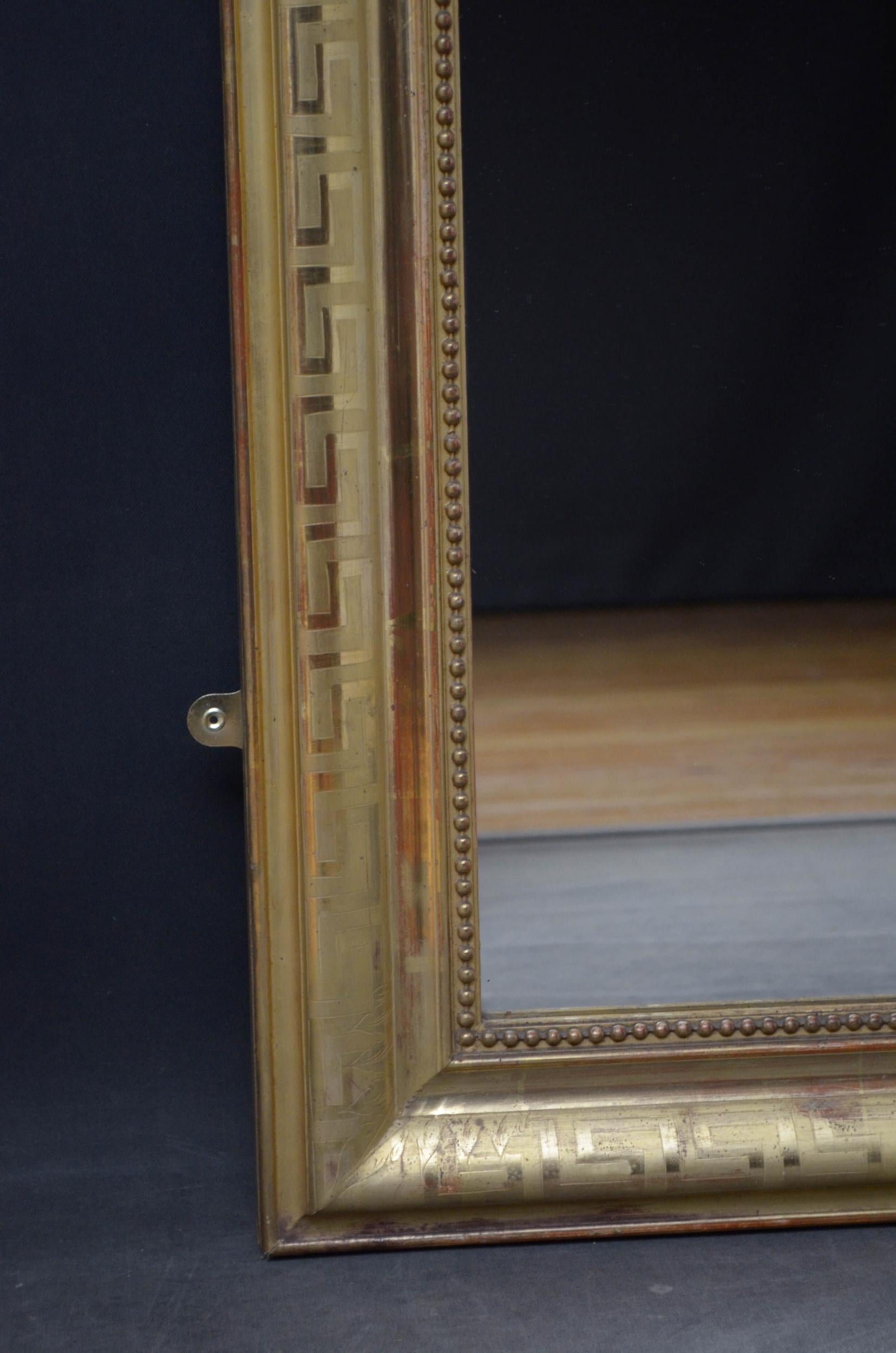 Sn4870 großartiger französischer vergoldeter Wandspiegel mit Ersatzglas in vergoldetem Rahmen mit griechischem Schlüsseldekor und fabelhaftem Muschelkamm mit Schriftrollen und Blumen in der Mitte. Dieser antike Spiegel bewahrt seine ursprüngliche