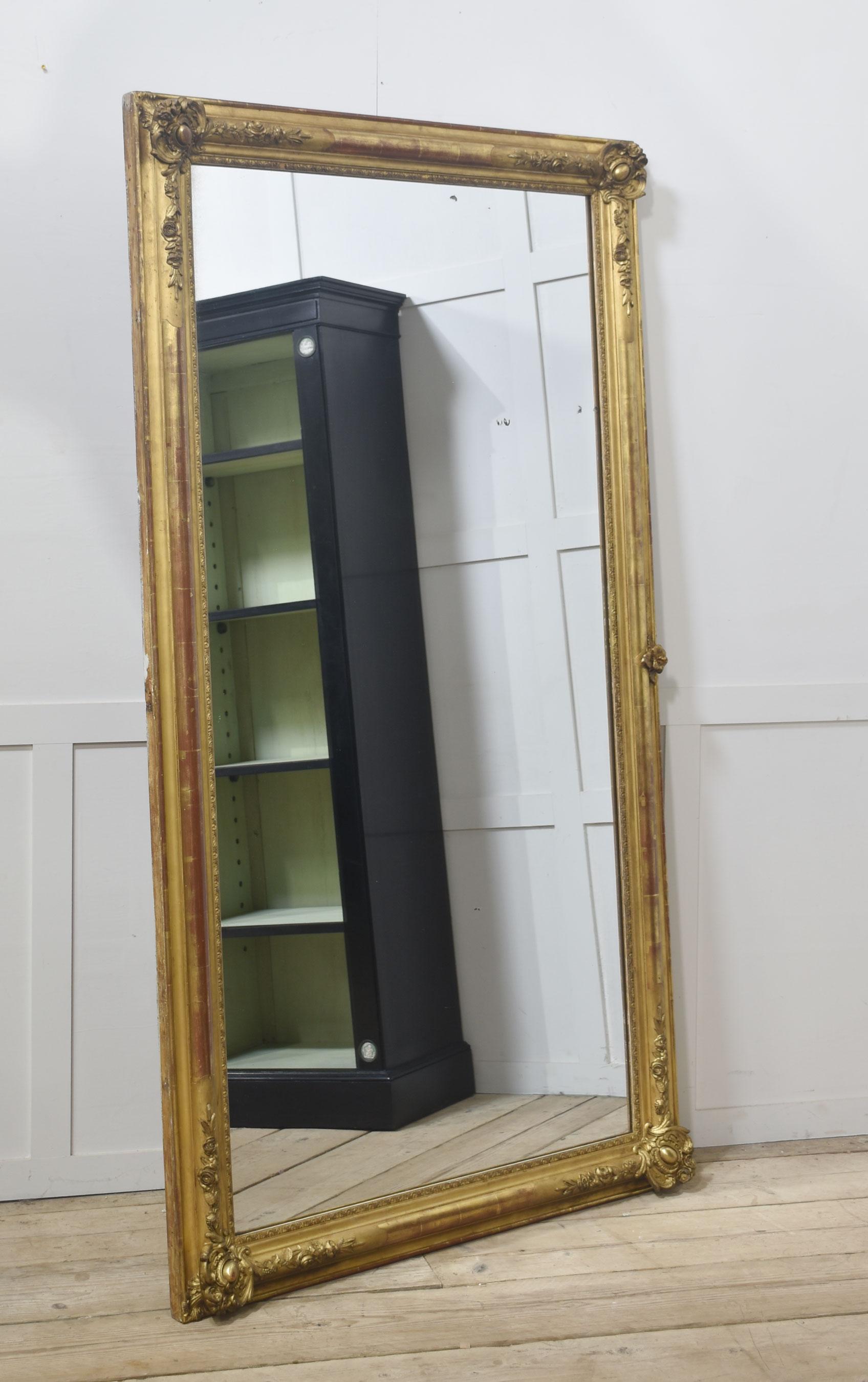 Gran espejo de pared de madera dorada del siglo XIX de forma rectangular, la placa original del espejo rodeada por un marco moldeado con decoración floral en las esquinas.
Dimensiones
Altura 42,5 pulgadas
Anchura 75 Pulgadas
Profundidad 4 Pulgadas